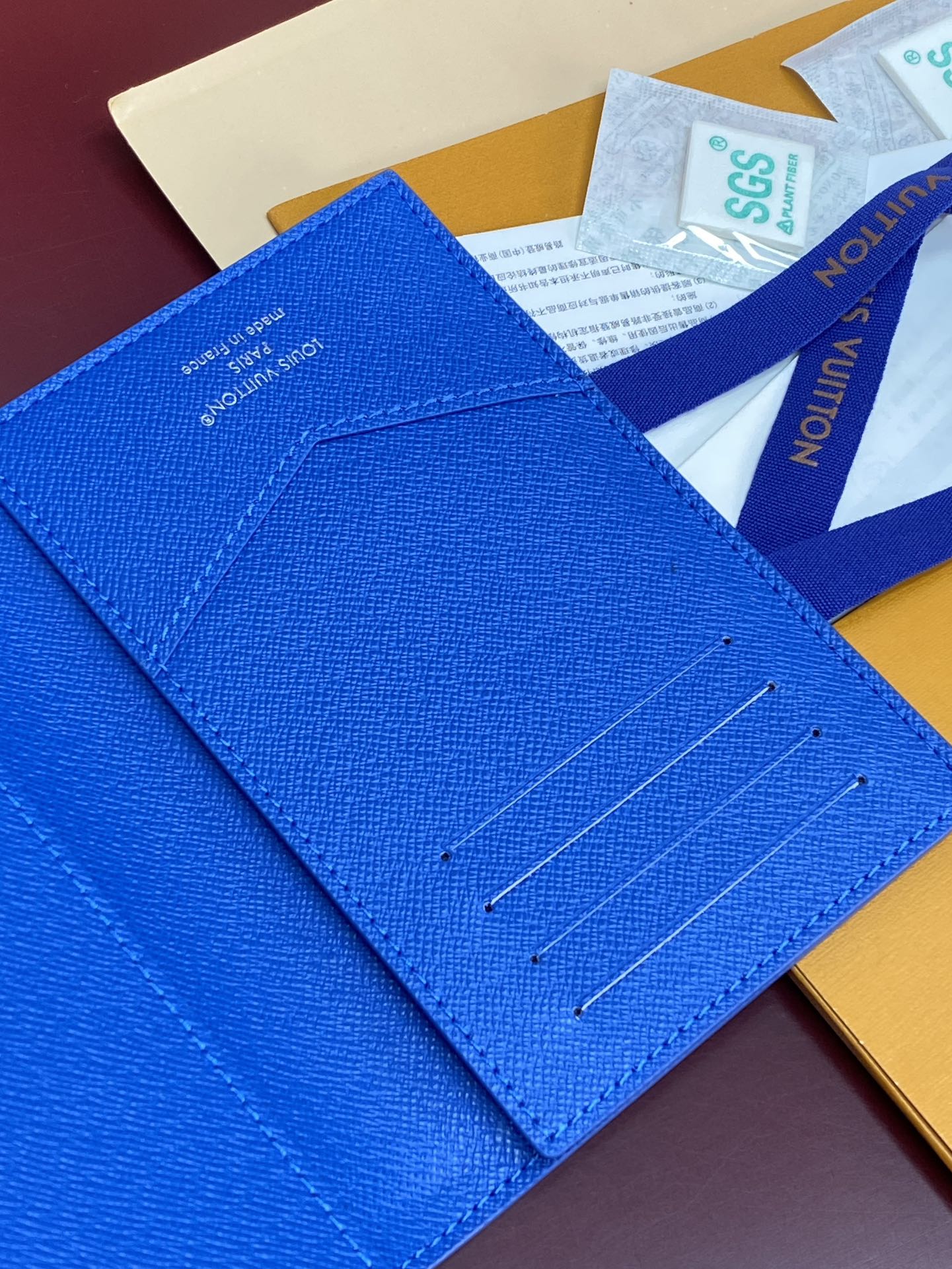 M14876 护照！蓝球！时尚出行的绝佳伴侣。质感奢华的粒纹小牛皮内衬，内部多隔层构造，风格经典的旅行配