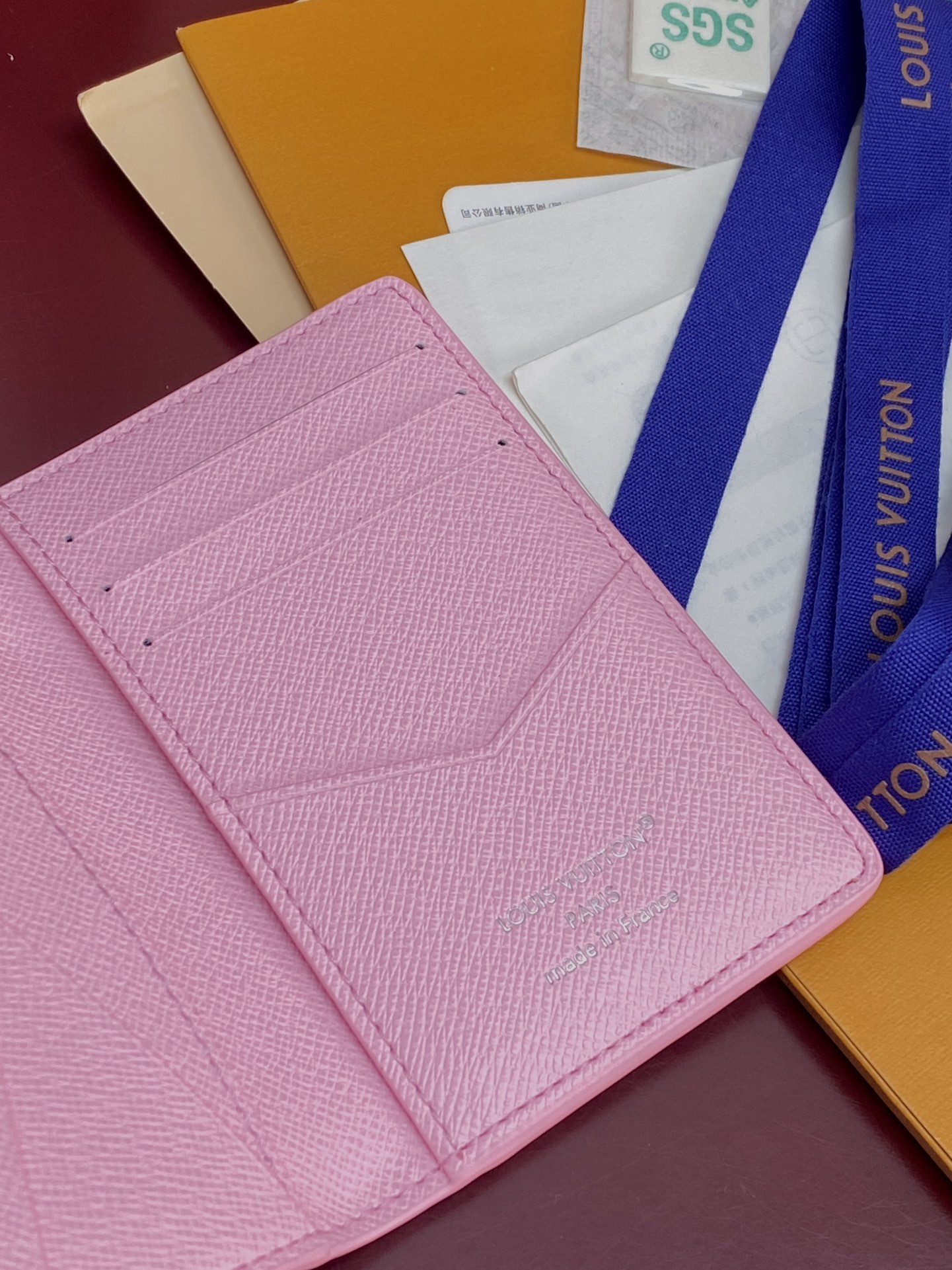 M14882 卡包！滑雪粉！口袋钱夹、本款口袋钱夹取材 Colored Monogram 帆布，将写实风