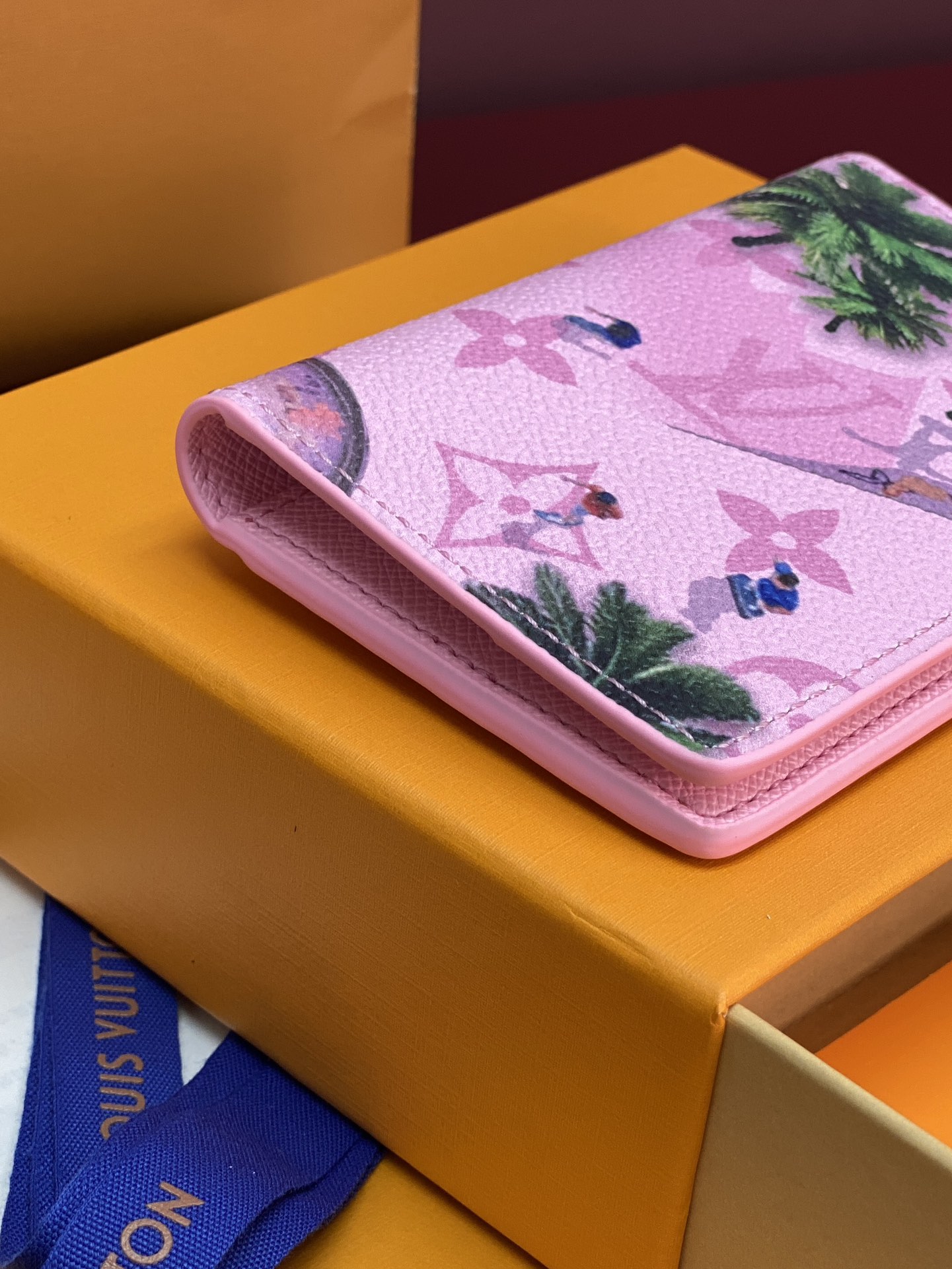 M14882 卡包！滑雪粉！口袋钱夹、本款口袋钱夹取材 Colored Monogram 帆布，将写实风