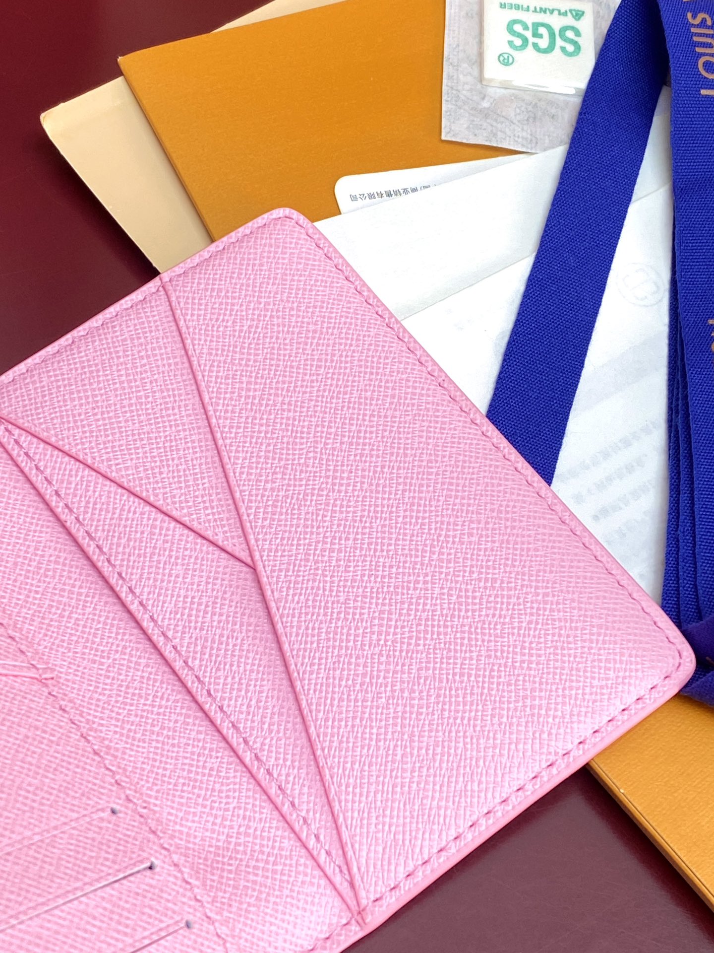 M14882 卡包！滑雪粉！口袋钱夹、本款口袋钱夹取材 Colored Monogram 帆布，将写实风