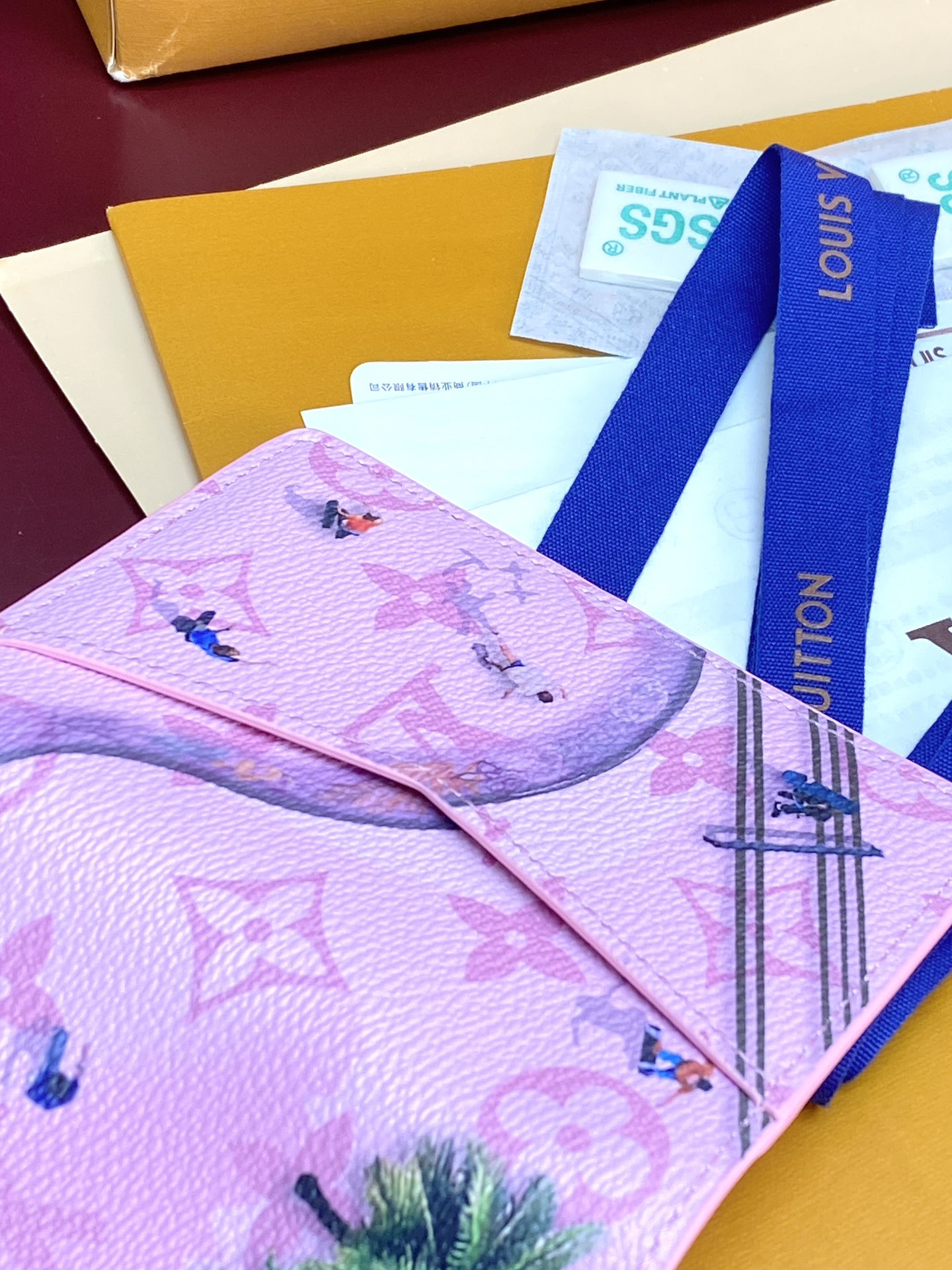 M14882 卡包！滑雪粉！口袋钱夹、本款口袋钱夹取材 Colored Monogram 帆布，将写实风