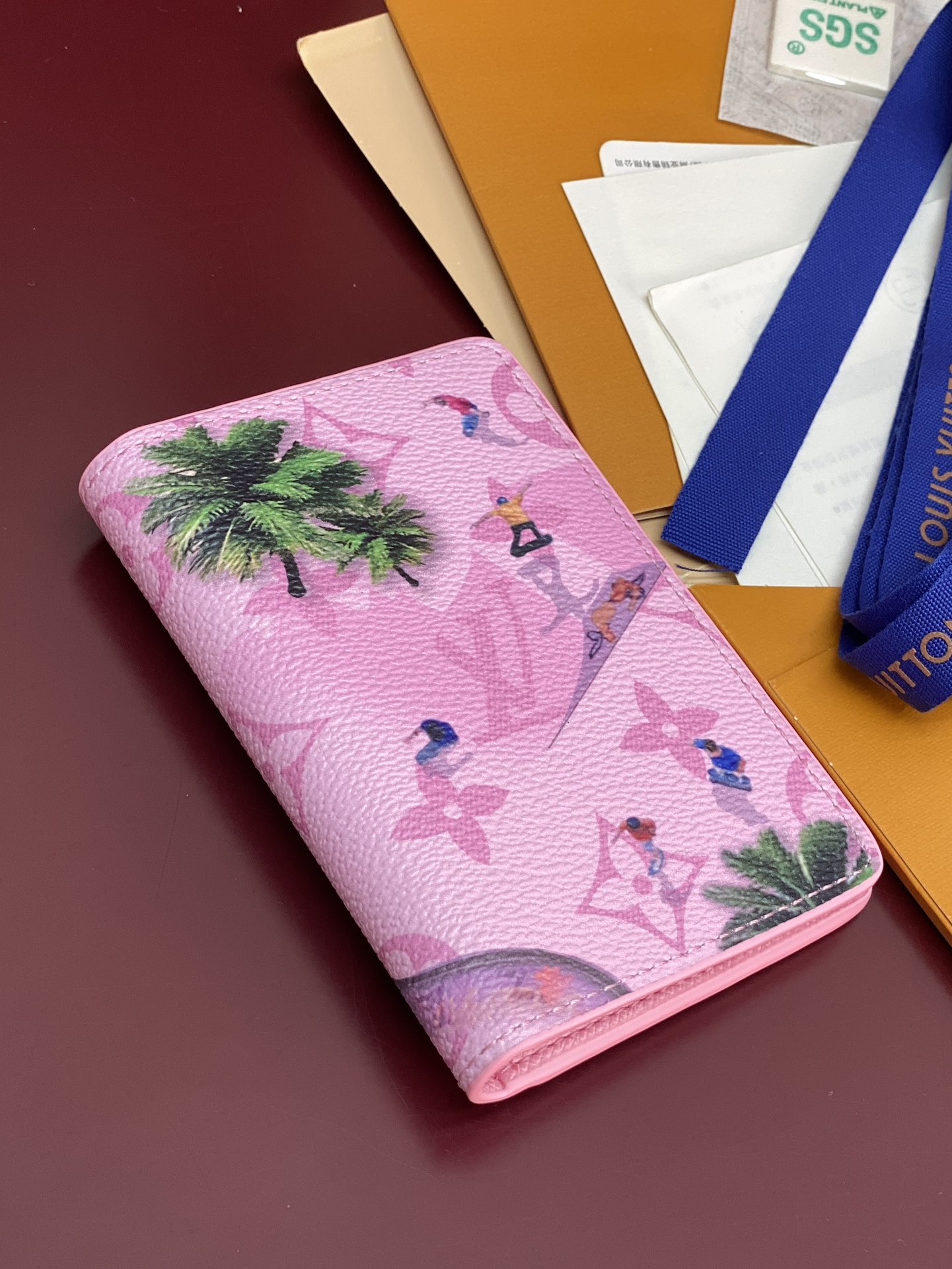 M14882 卡包！滑雪粉！口袋钱夹、本款口袋钱夹取材 Colored Monogram 帆布，将写实风