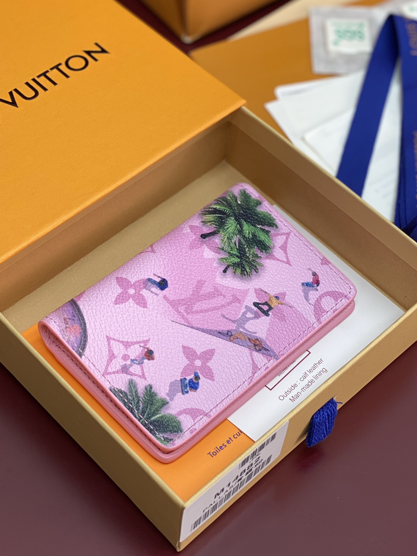 M14882 卡包！滑雪粉！口袋钱夹、本款口袋钱夹取材 Colored Monogram 帆布，将写实风