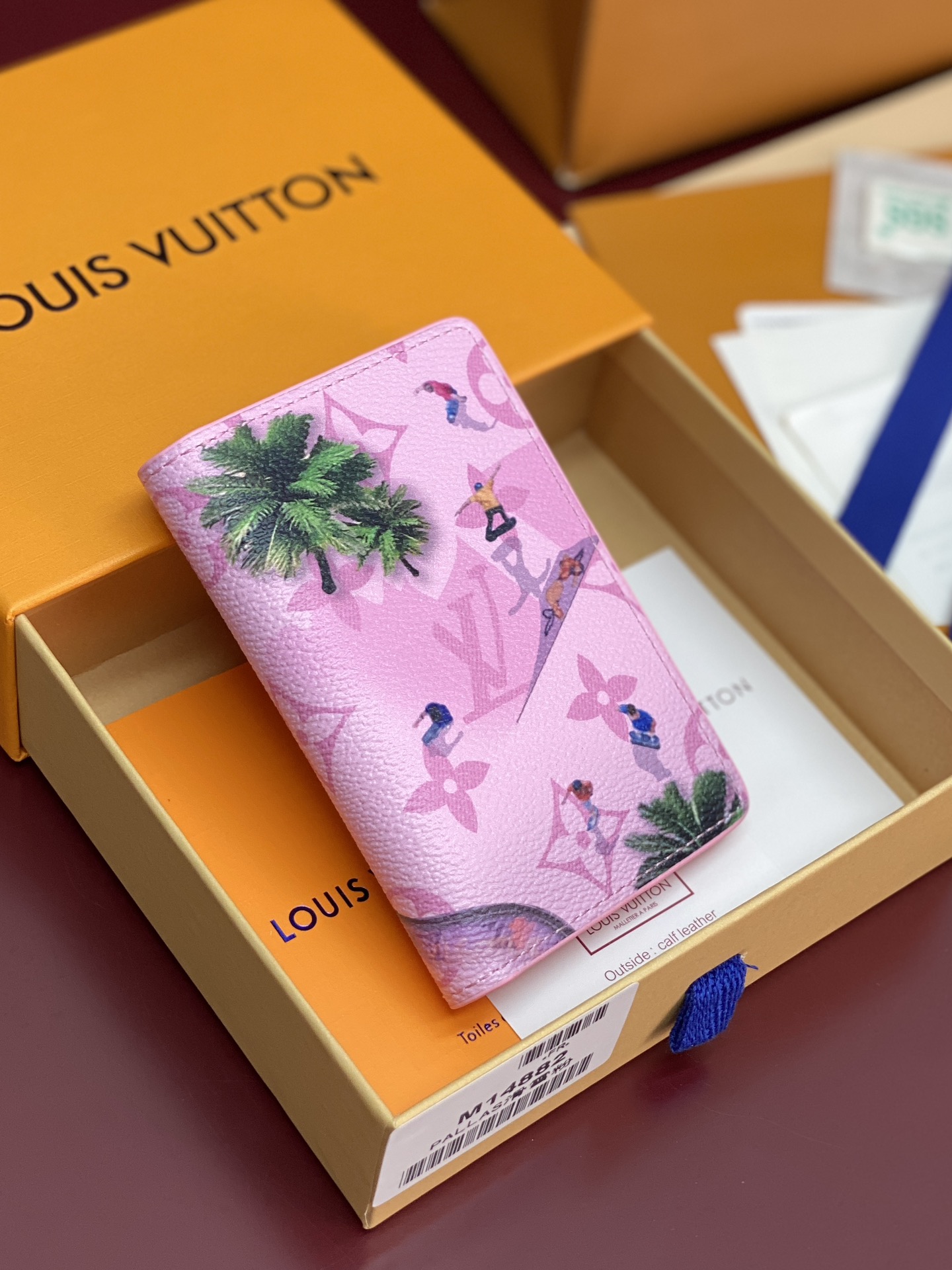 M14882 卡包！滑雪粉！口袋钱夹、本款口袋钱夹取材 Colored Monogram 帆布，将写实风