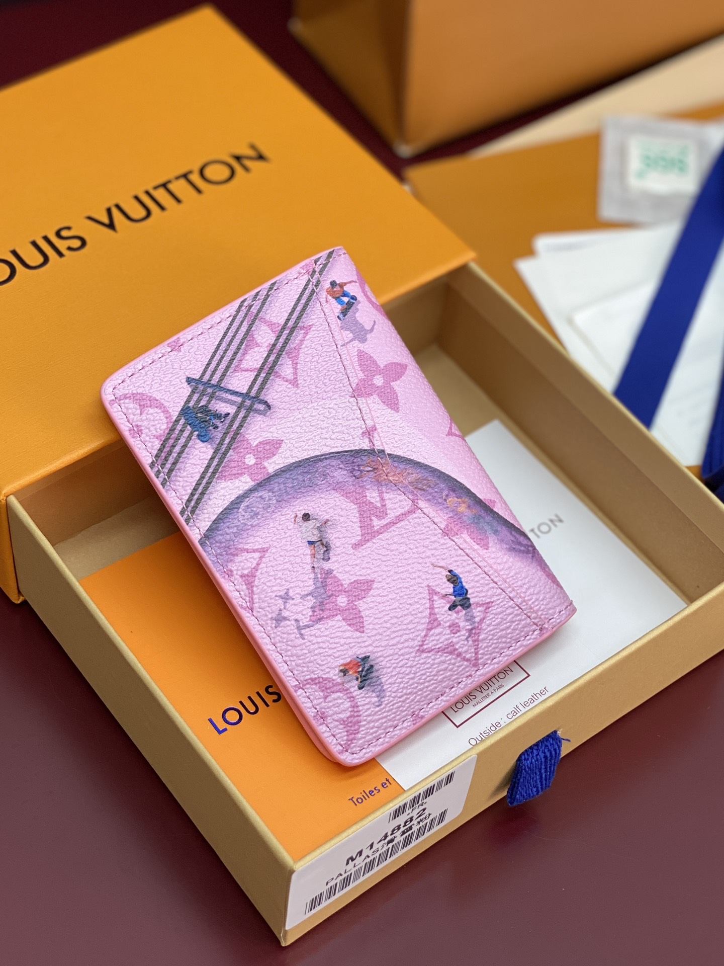 M14882 卡包！滑雪粉！口袋钱夹、本款口袋钱夹取材 Colored Monogram 帆布，将写实风