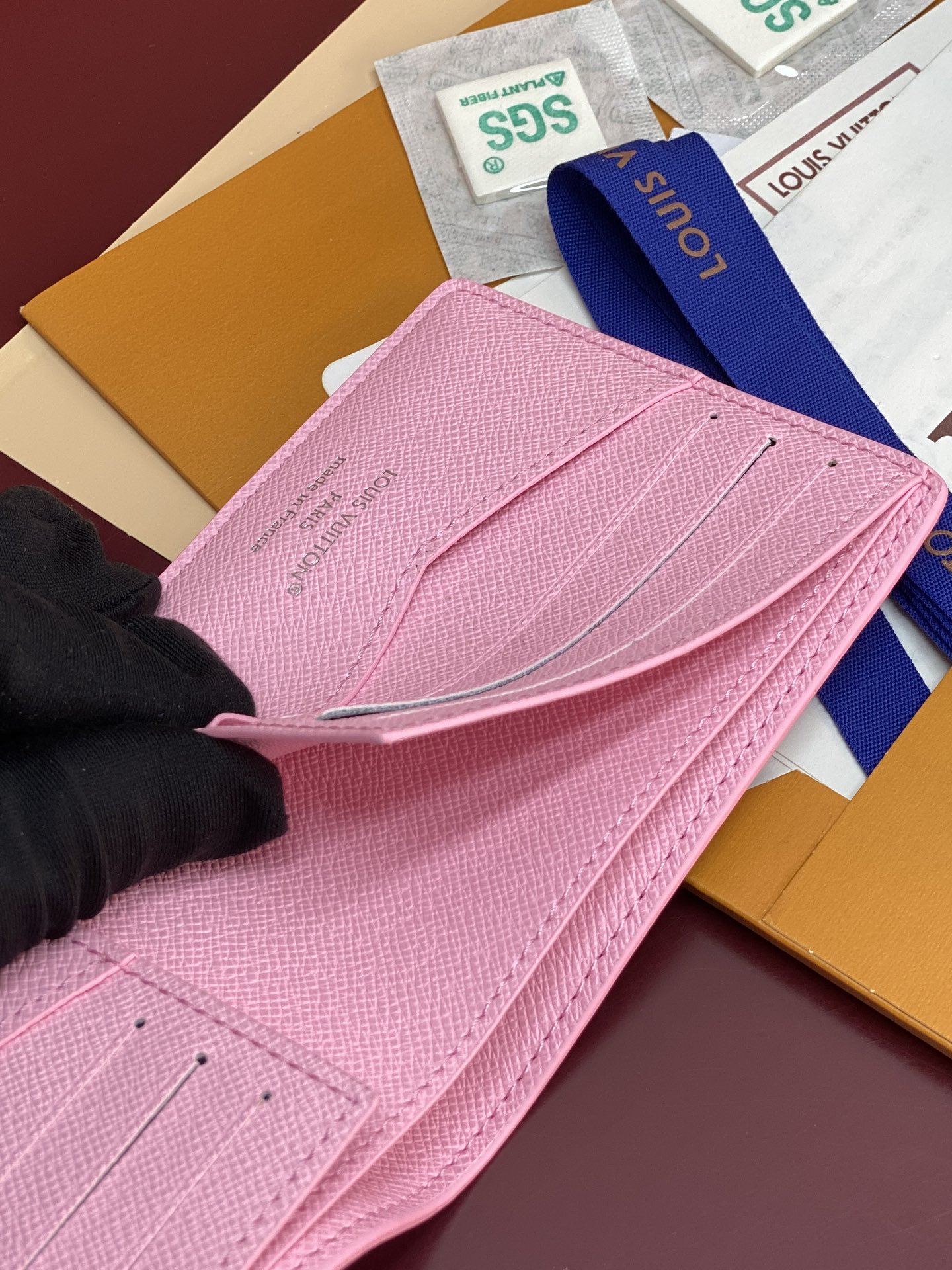 M14879 短夹！滑雪粉！在色彩缤纷的单体画布上印制了充满乐趣的迷你体育场面的“Portofoyle 