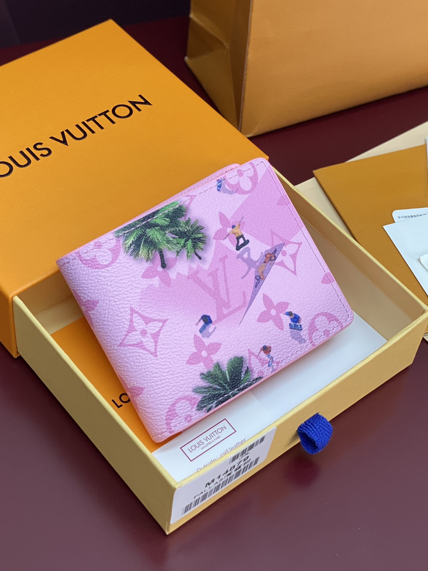 M14879 短夹！滑雪粉！在色彩缤纷的单体画布上印制了充满乐趣的迷你体育场面的“Portofoyle 