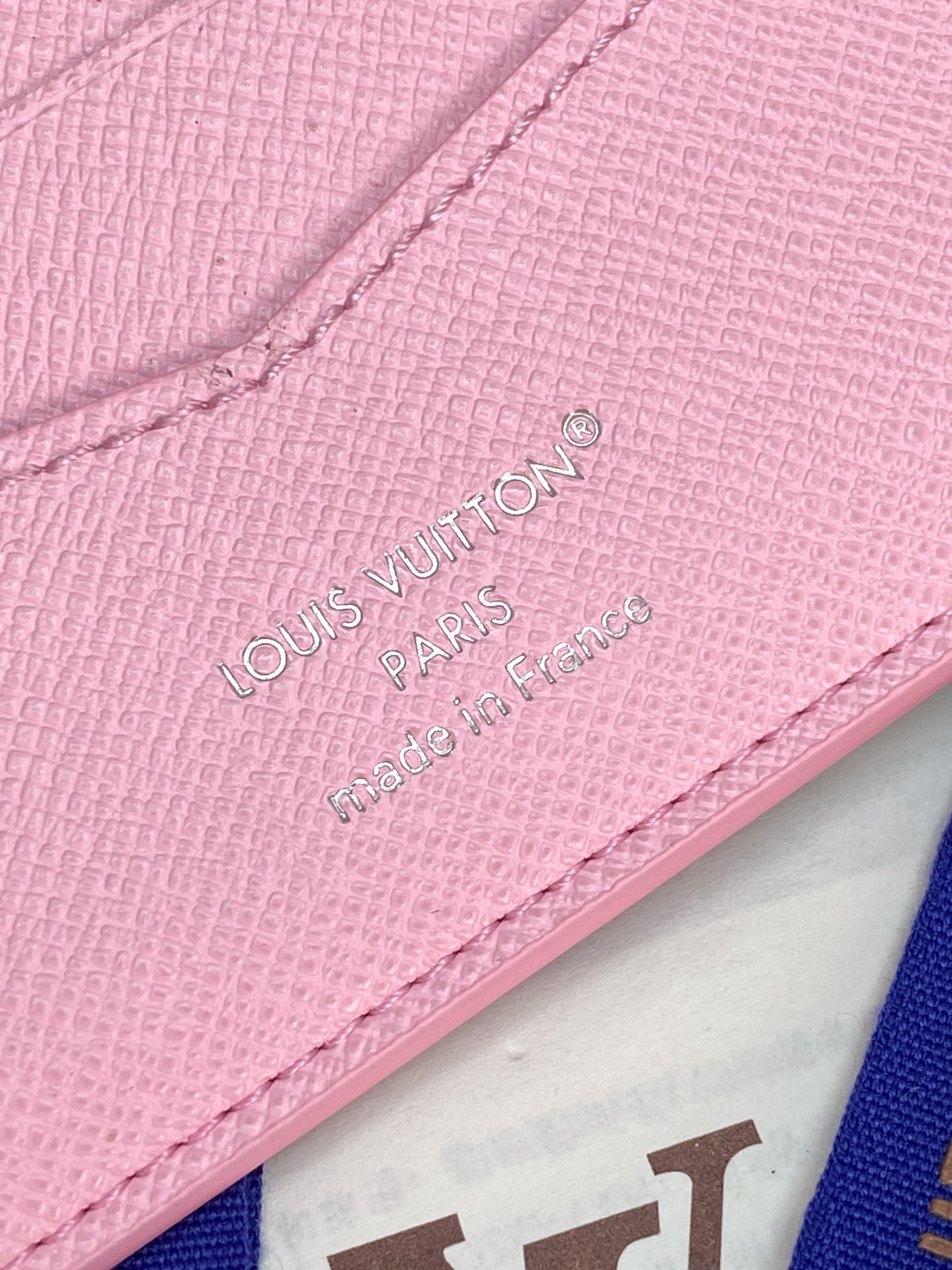 M14879 短夹！滑雪粉！在色彩缤纷的单体画布上印制了充满乐趣的迷你体育场面的“Portofoyle 