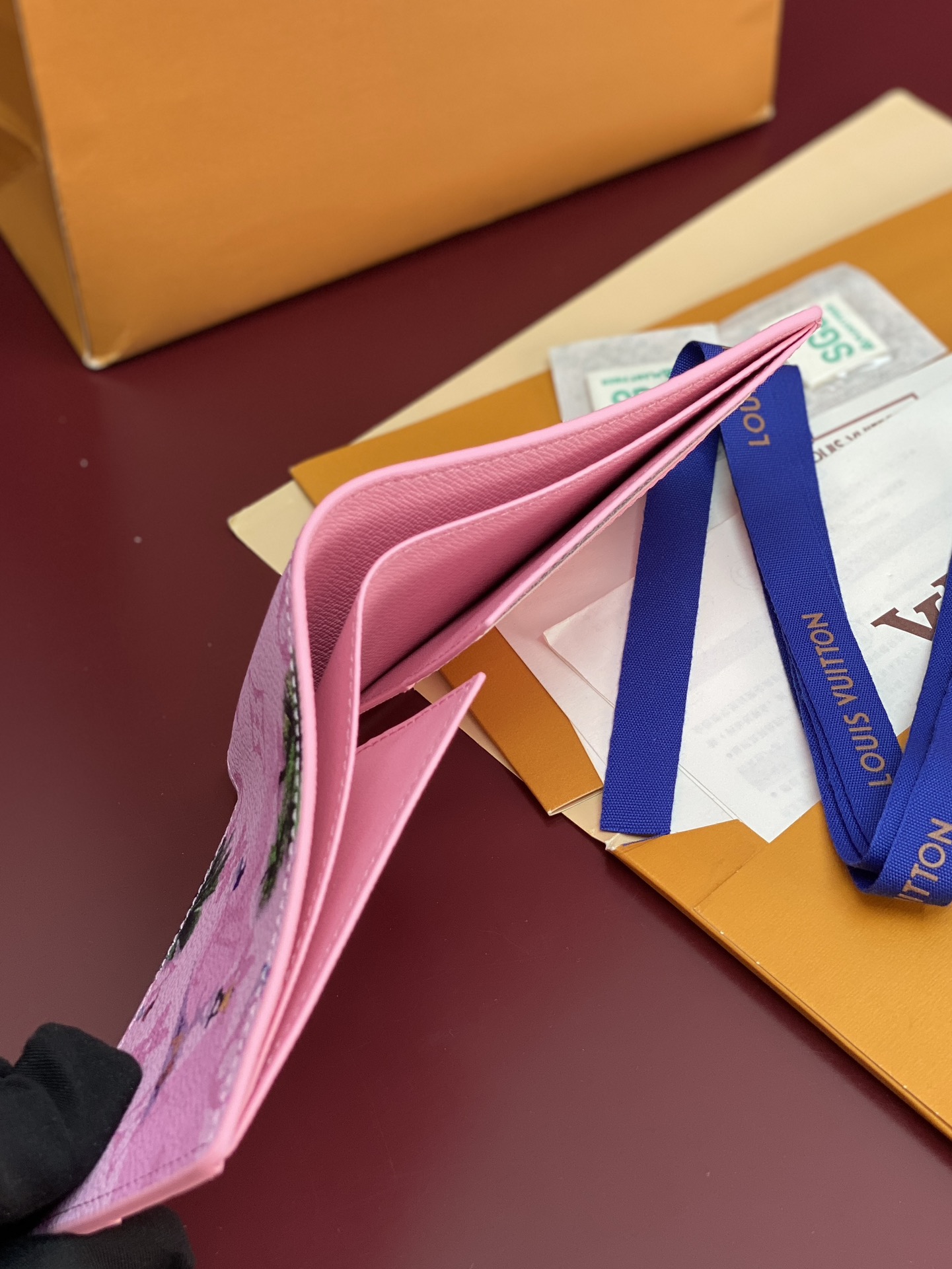 M14879 短夹！滑雪粉！在色彩缤纷的单体画布上印制了充满乐趣的迷你体育场面的“Portofoyle 