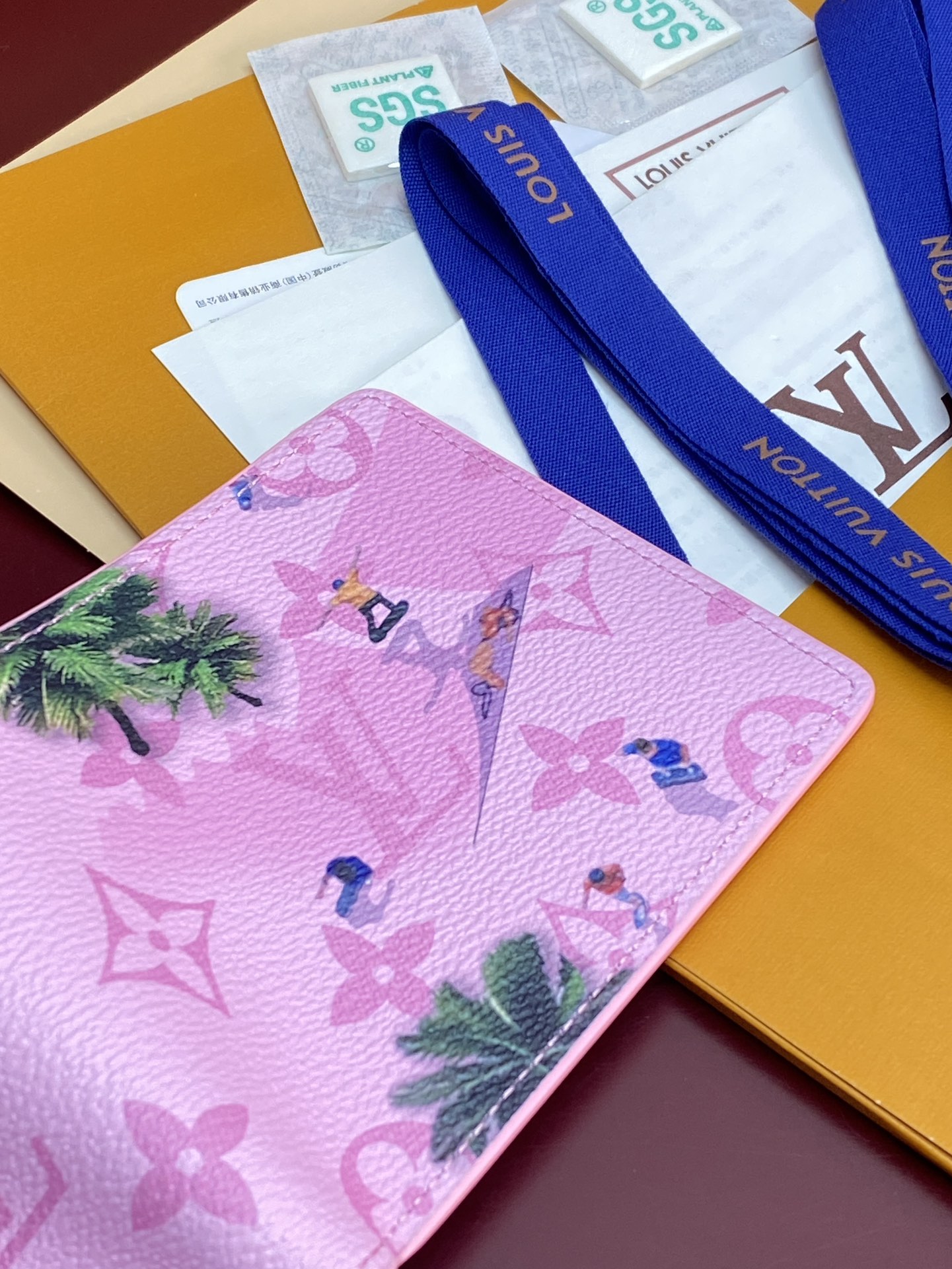 M14879 短夹！滑雪粉！在色彩缤纷的单体画布上印制了充满乐趣的迷你体育场面的“Portofoyle 