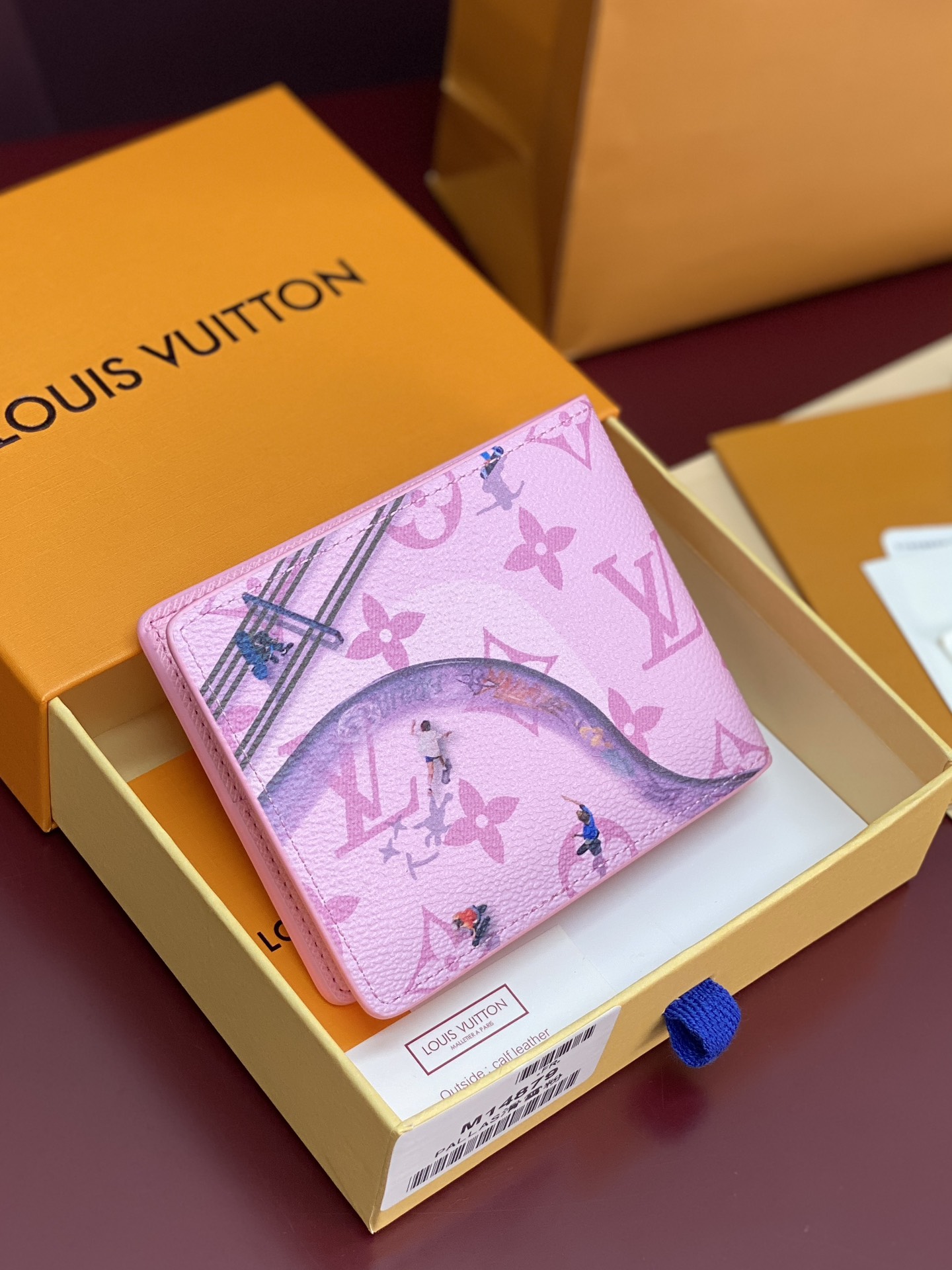 M14879 短夹！滑雪粉！在色彩缤纷的单体画布上印制了充满乐趣的迷你体育场面的“Portofoyle 