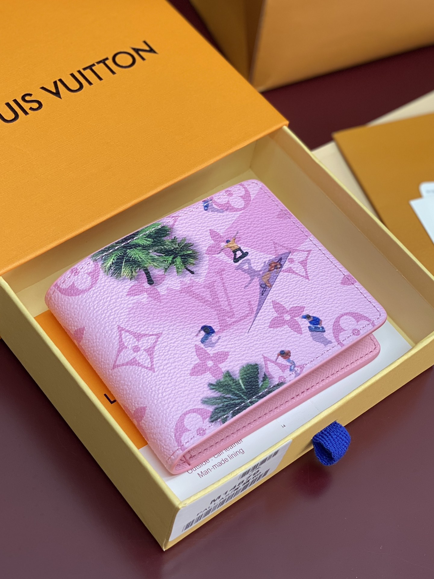 M14879 短夹！滑雪粉！在色彩缤纷的单体画布上印制了充满乐趣的迷你体育场面的“Portofoyle 