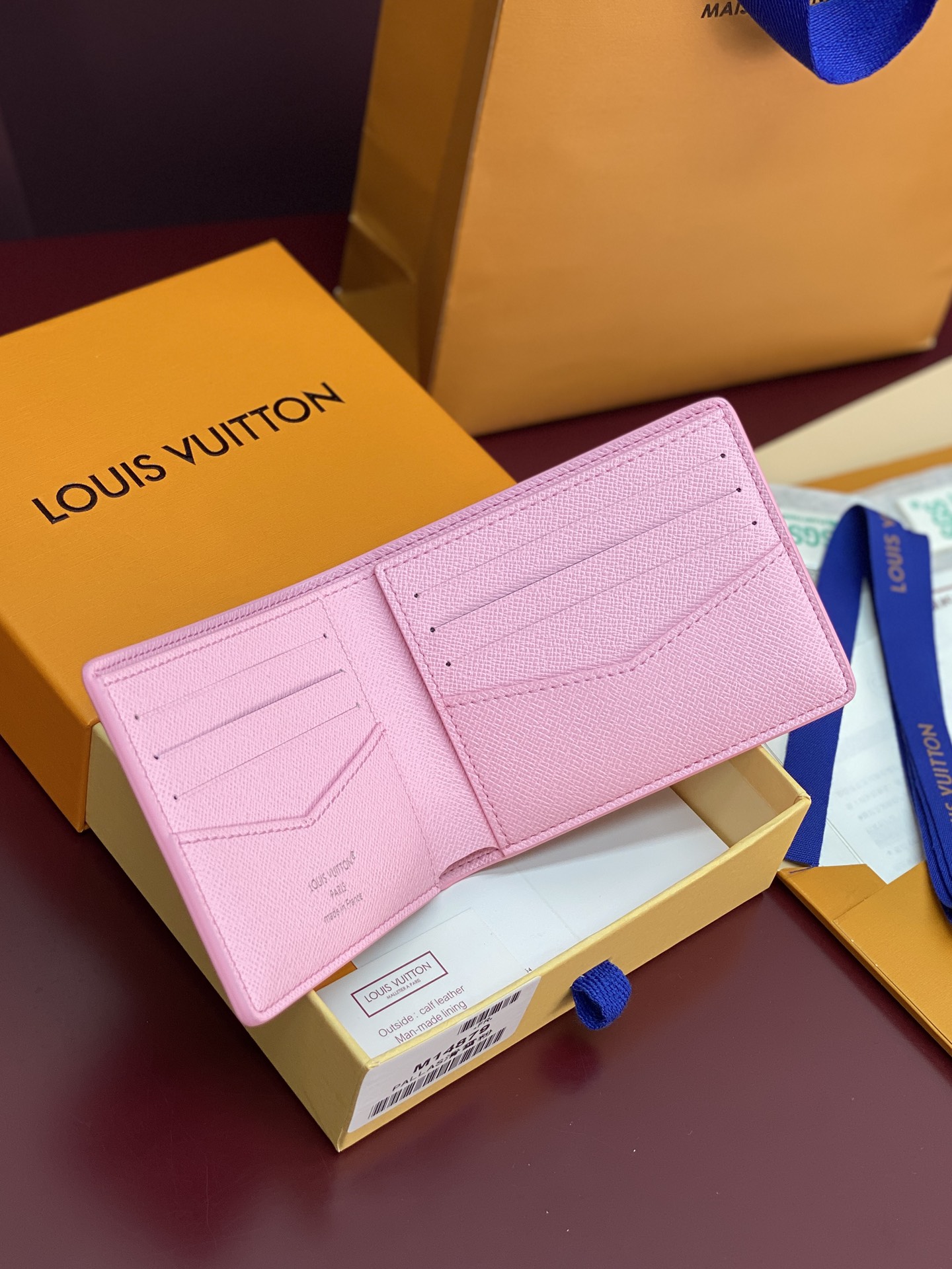 M14879 短夹！滑雪粉！在色彩缤纷的单体画布上印制了充满乐趣的迷你体育场面的“Portofoyle 