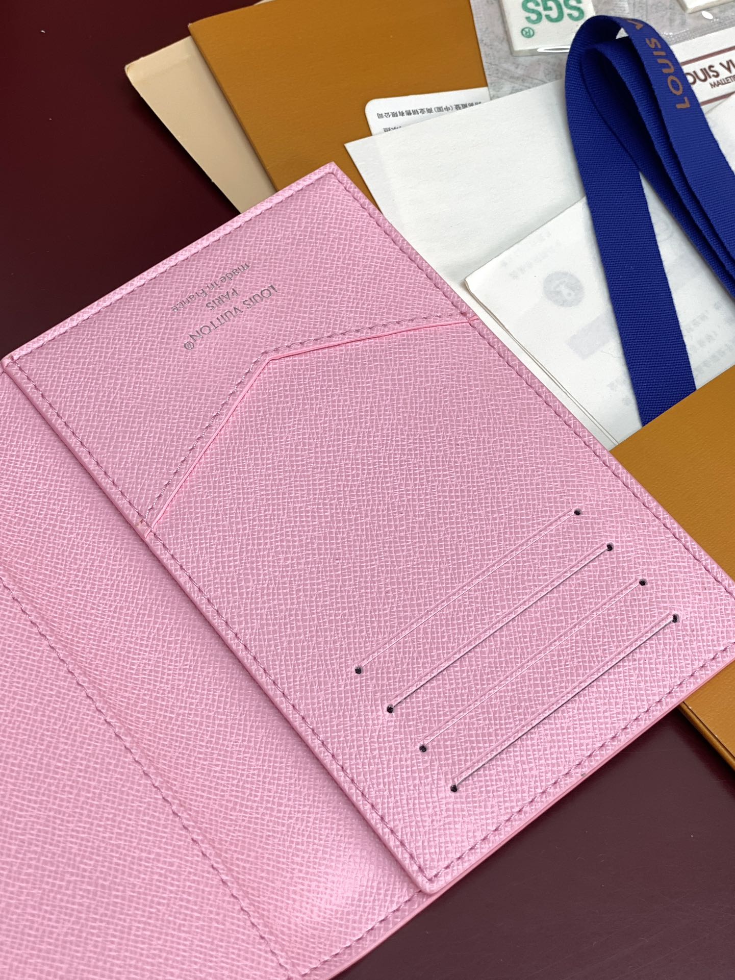 M14876 护照！滑雪粉！时尚出行的绝佳伴侣。质感奢华的粒纹小牛皮内衬，内部多隔层构造，风格经典的旅行