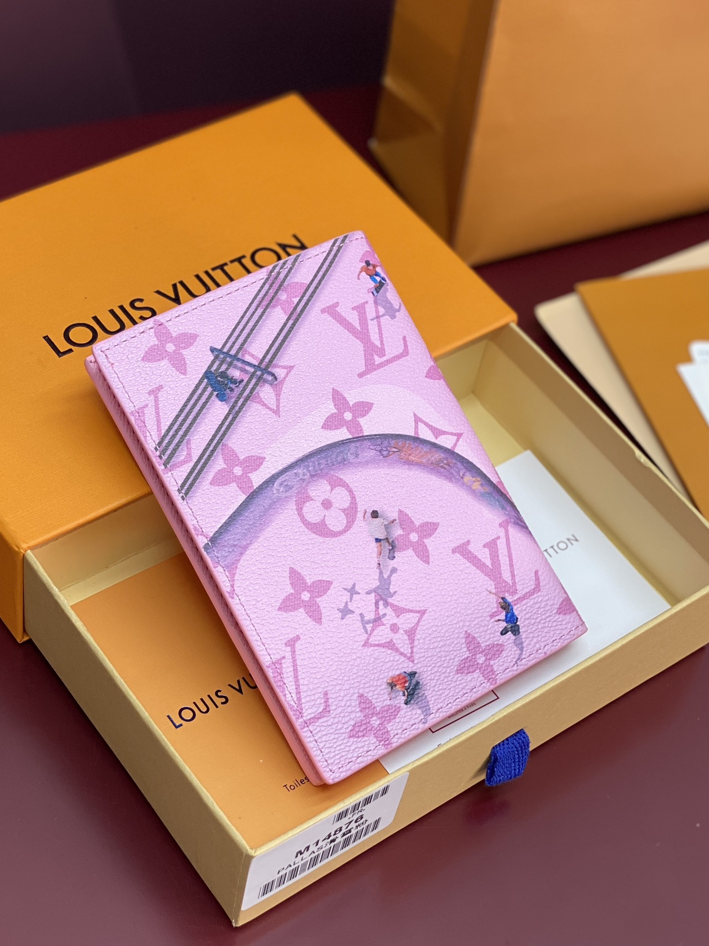 M14876 护照！滑雪粉！时尚出行的绝佳伴侣。质感奢华的粒纹小牛皮内衬，内部多隔层构造，风格经典的旅行