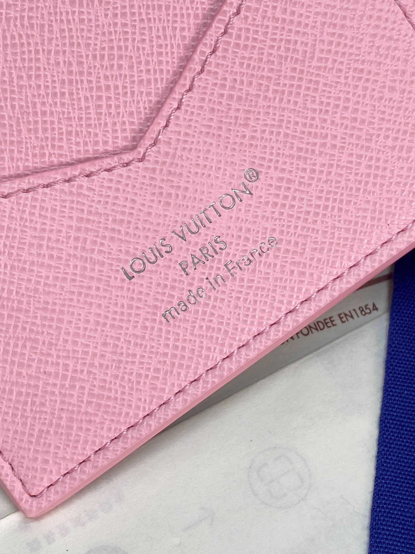 M14876 护照！滑雪粉！时尚出行的绝佳伴侣。质感奢华的粒纹小牛皮内衬，内部多隔层构造，风格经典的旅行