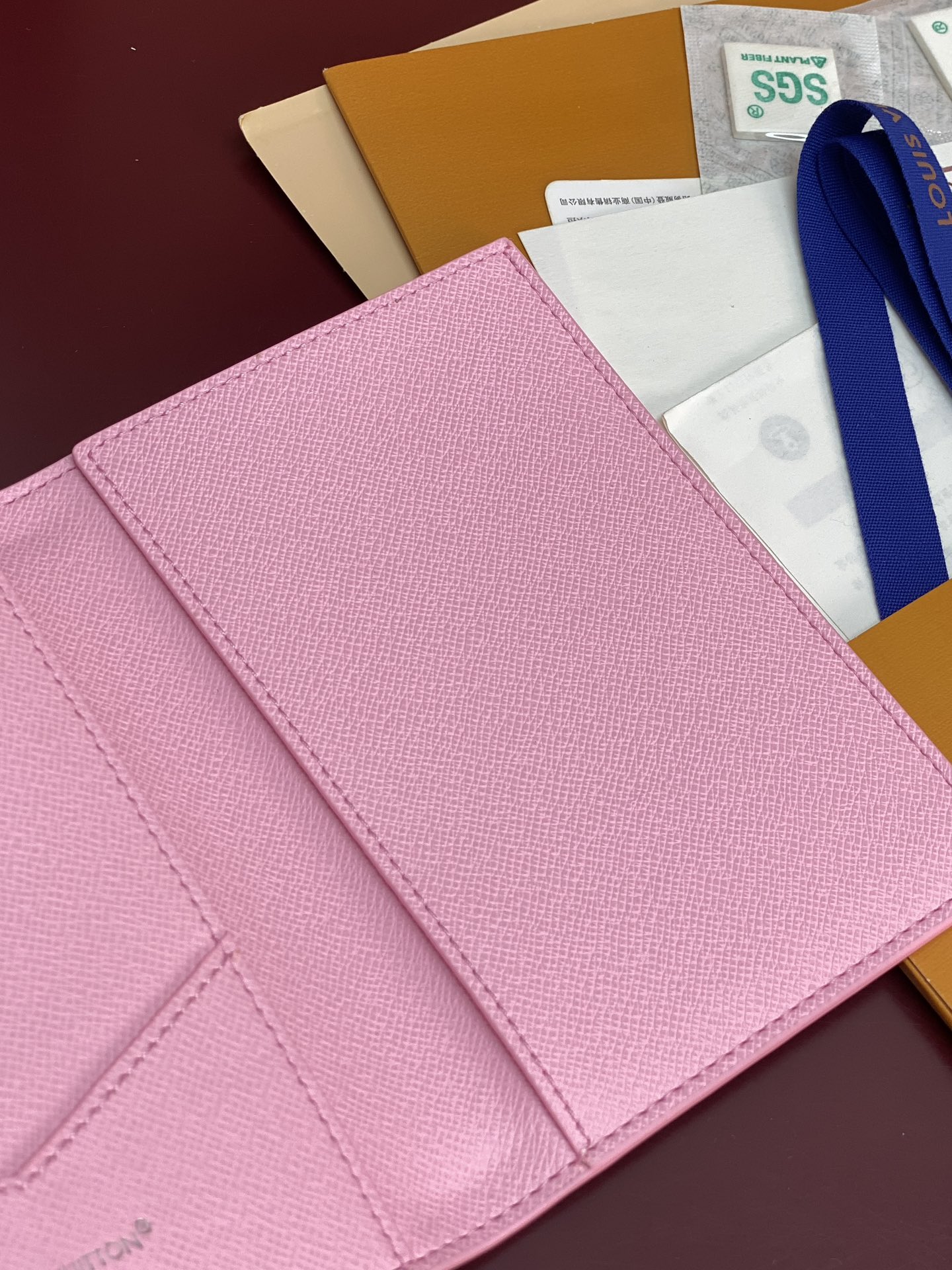 M14876 护照！滑雪粉！时尚出行的绝佳伴侣。质感奢华的粒纹小牛皮内衬，内部多隔层构造，风格经典的旅行