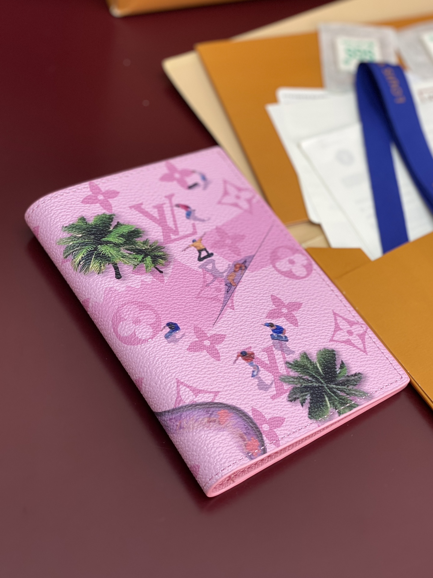 M14876 护照！滑雪粉！时尚出行的绝佳伴侣。质感奢华的粒纹小牛皮内衬，内部多隔层构造，风格经典的旅行