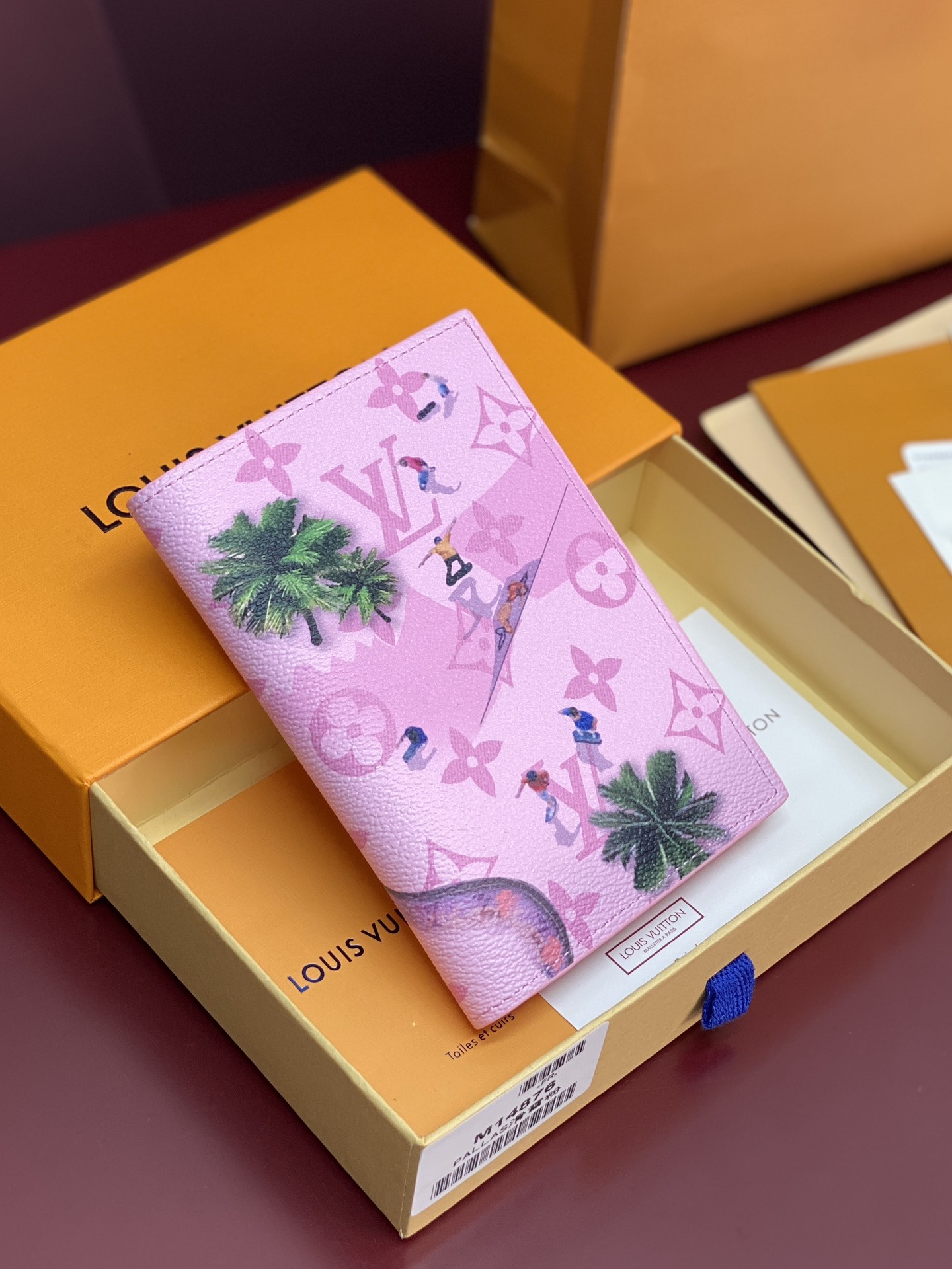 M14876 护照！滑雪粉！时尚出行的绝佳伴侣。质感奢华的粒纹小牛皮内衬，内部多隔层构造，风格经典的旅行