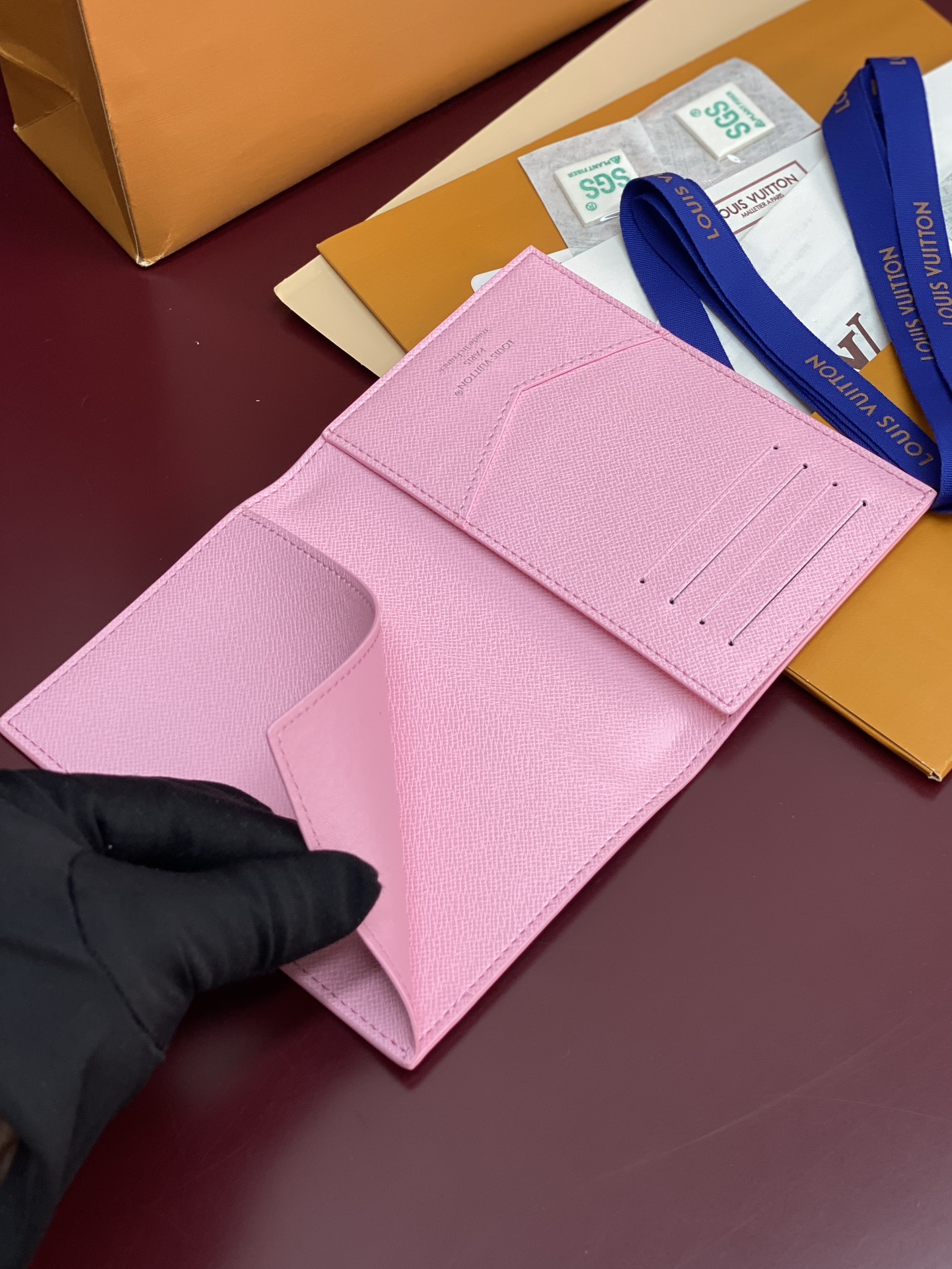 M14876 护照！滑雪粉！时尚出行的绝佳伴侣。质感奢华的粒纹小牛皮内衬，内部多隔层构造，风格经典的旅行