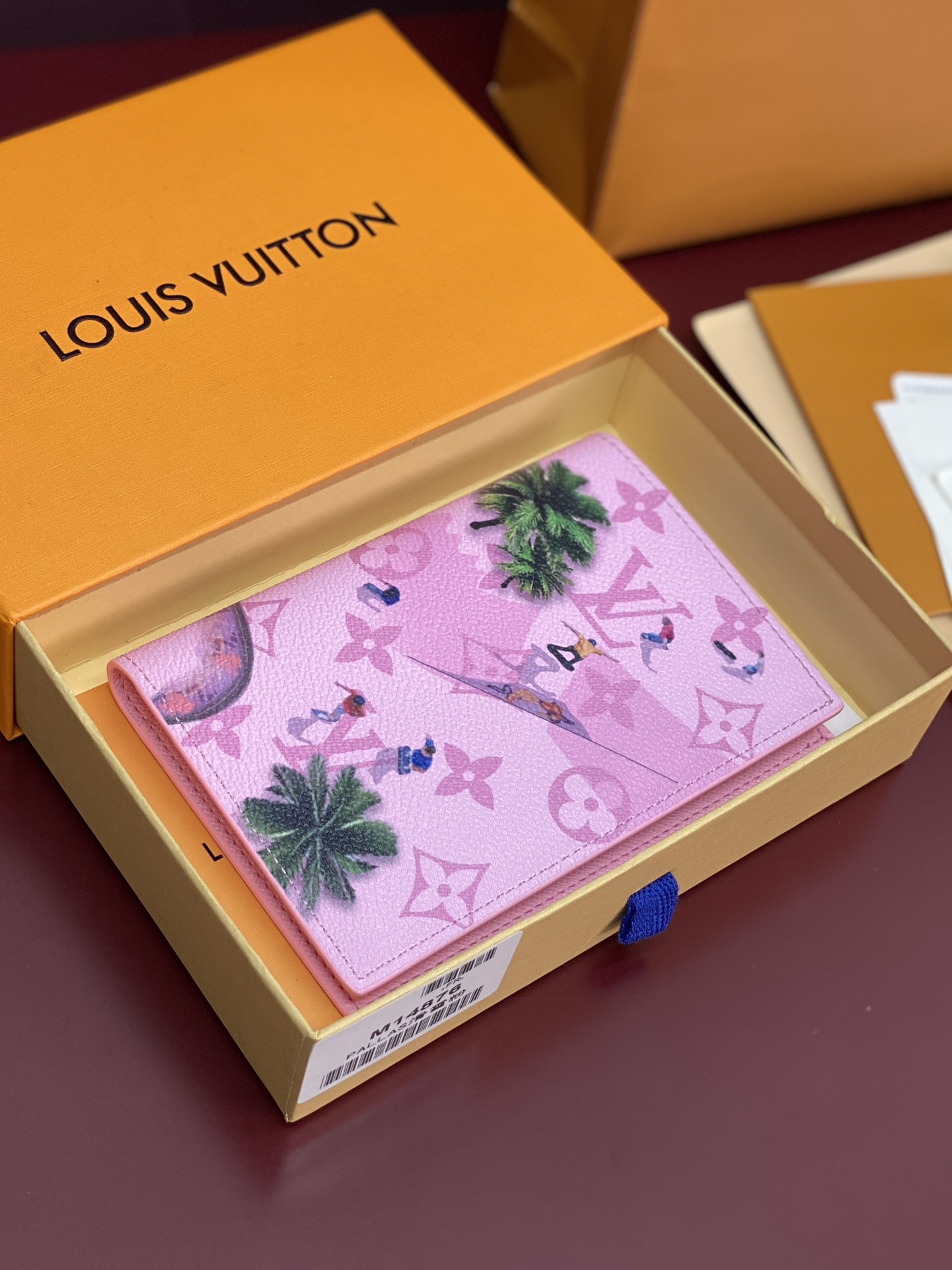 M14876 护照！滑雪粉！时尚出行的绝佳伴侣。质感奢华的粒纹小牛皮内衬，内部多隔层构造，风格经典的旅行