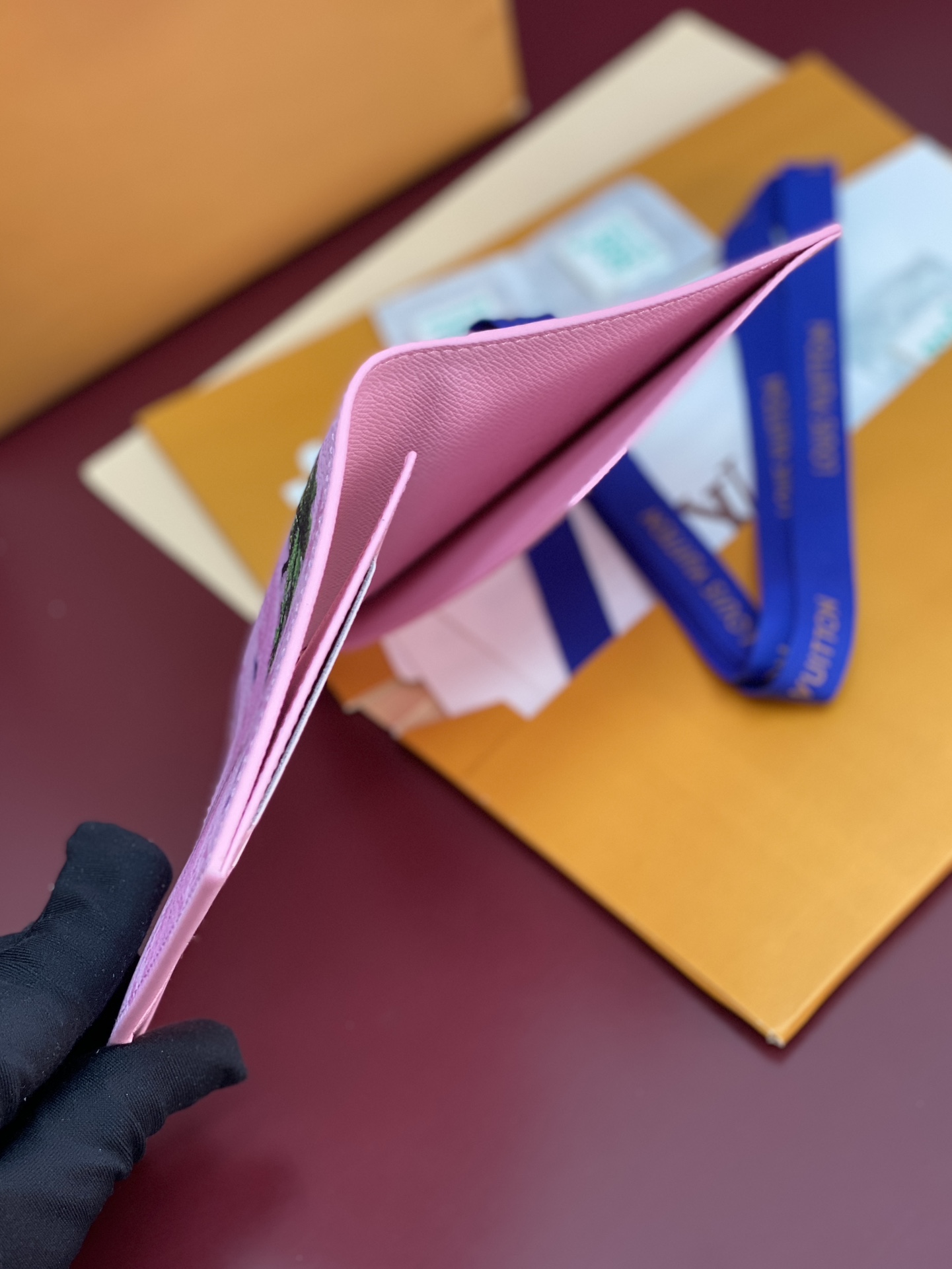 M14876 护照！滑雪粉！时尚出行的绝佳伴侣。质感奢华的粒纹小牛皮内衬，内部多隔层构造，风格经典的旅行