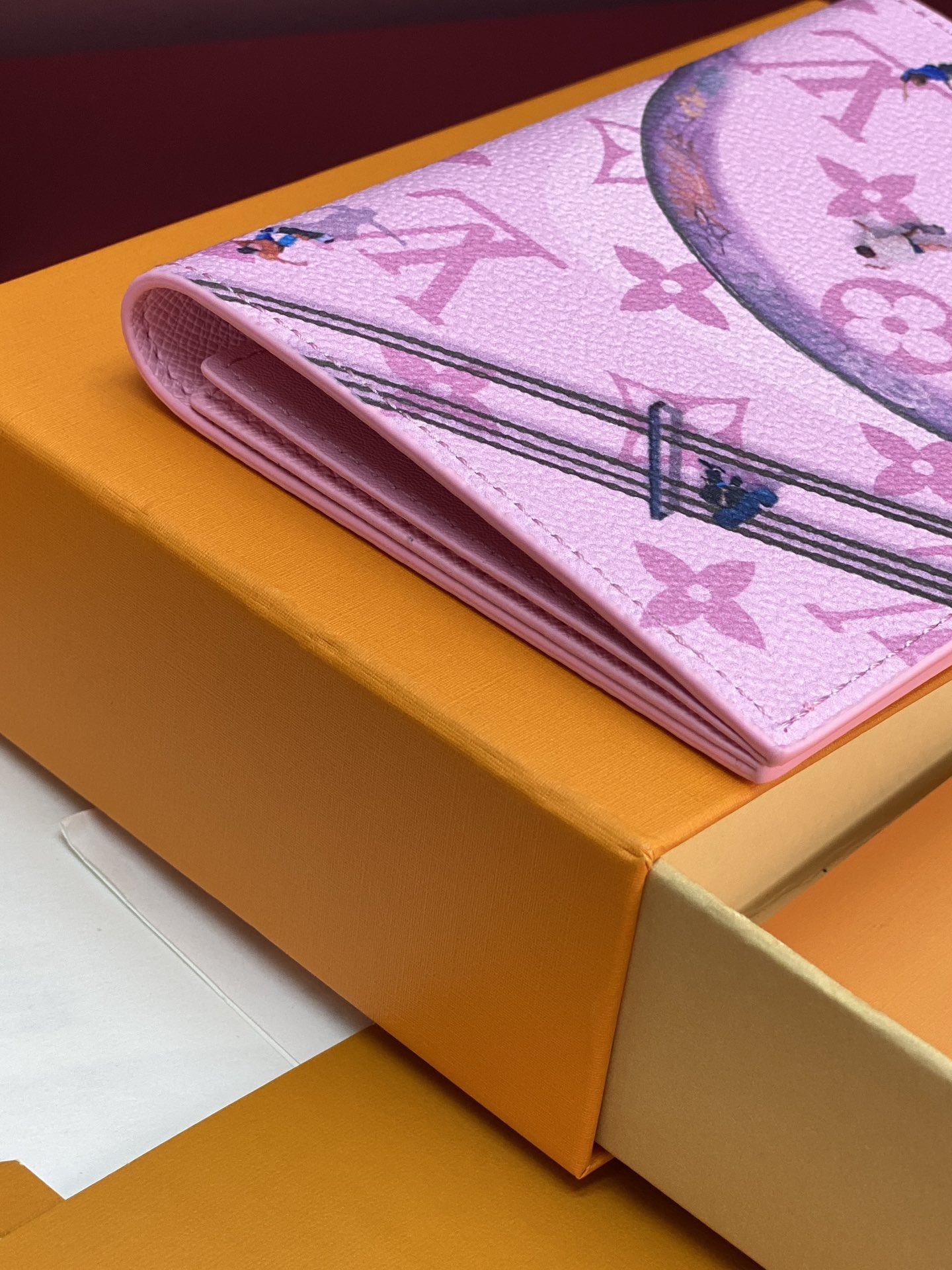 M14876 护照！滑雪粉！时尚出行的绝佳伴侣。质感奢华的粒纹小牛皮内衬，内部多隔层构造，风格经典的旅行