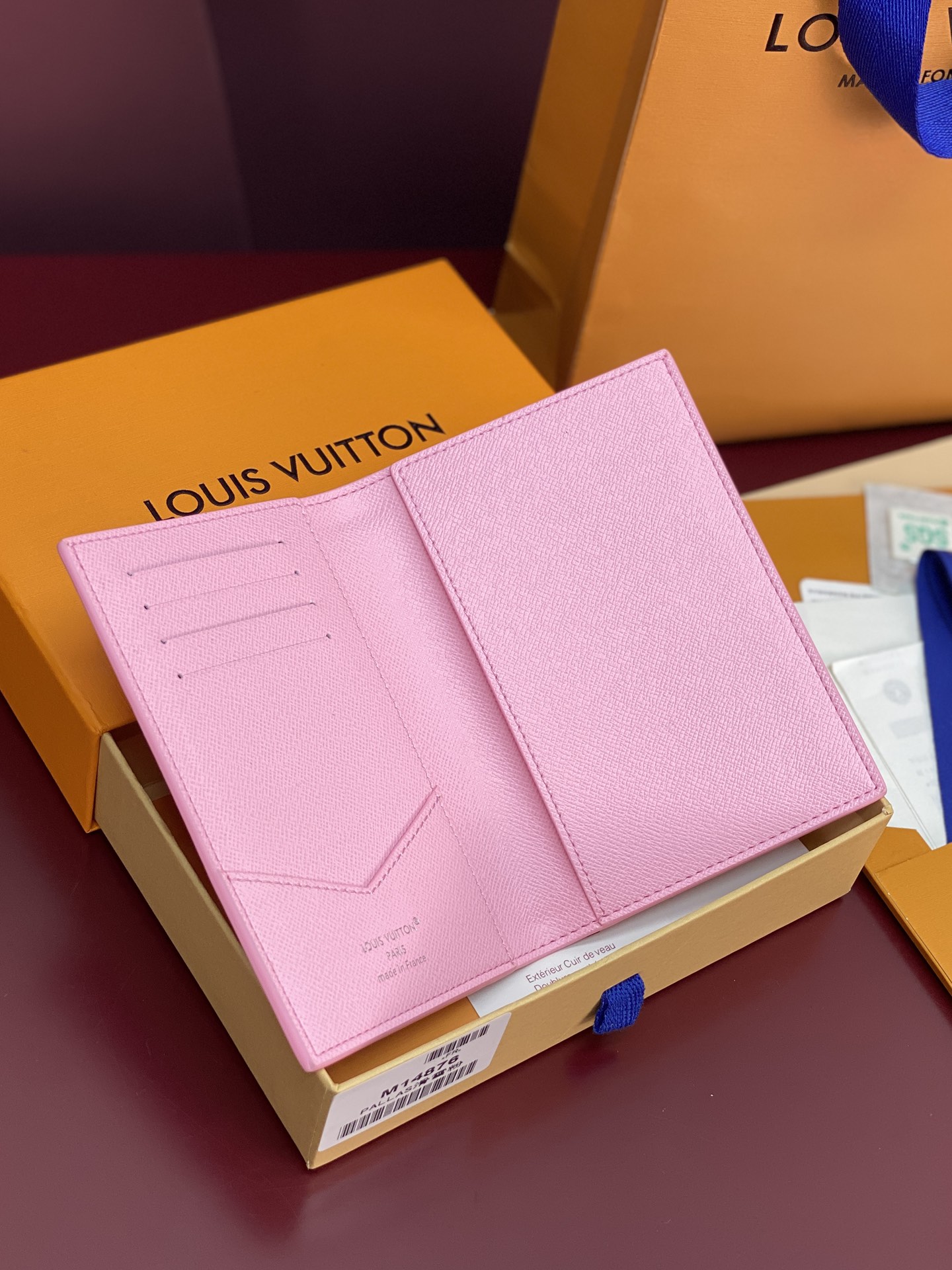 M14876 护照！滑雪粉！时尚出行的绝佳伴侣。质感奢华的粒纹小牛皮内衬，内部多隔层构造，风格经典的旅行