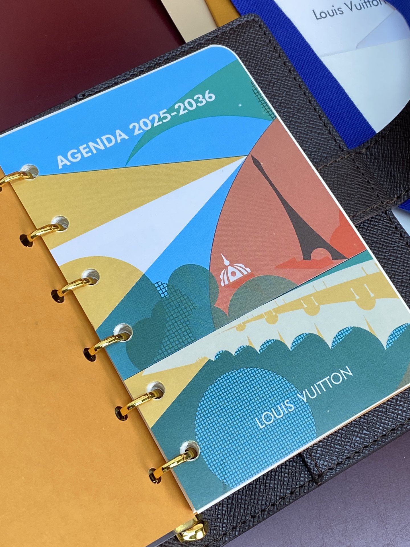 R20005 啡格 芯片版！小号活页记事本封面、这款小型记事本封套以 Monogram帆布制造，可放三张