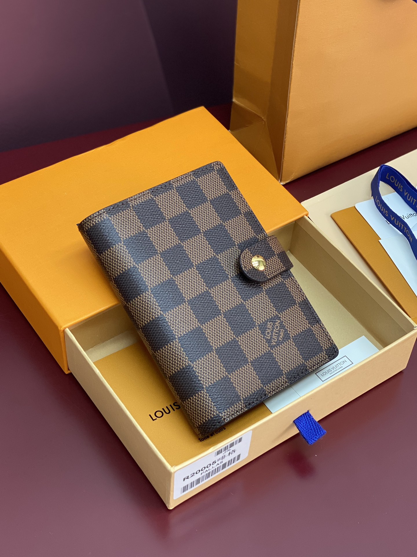 R20005 啡格 芯片版！小号活页记事本封面、这款小型记事本封套以 Monogram帆布制造，可放三张