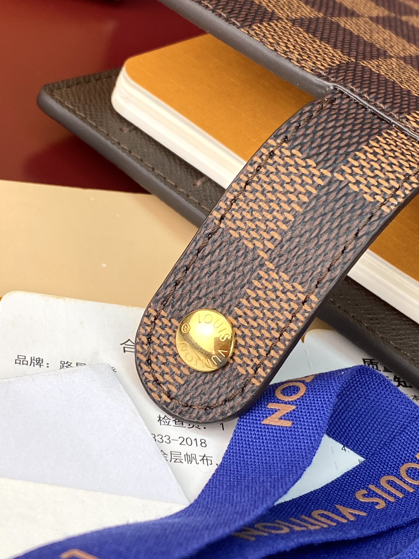 R20005 啡格 芯片版！小号活页记事本封面、这款小型记事本封套以 Monogram帆布制造，可放三张