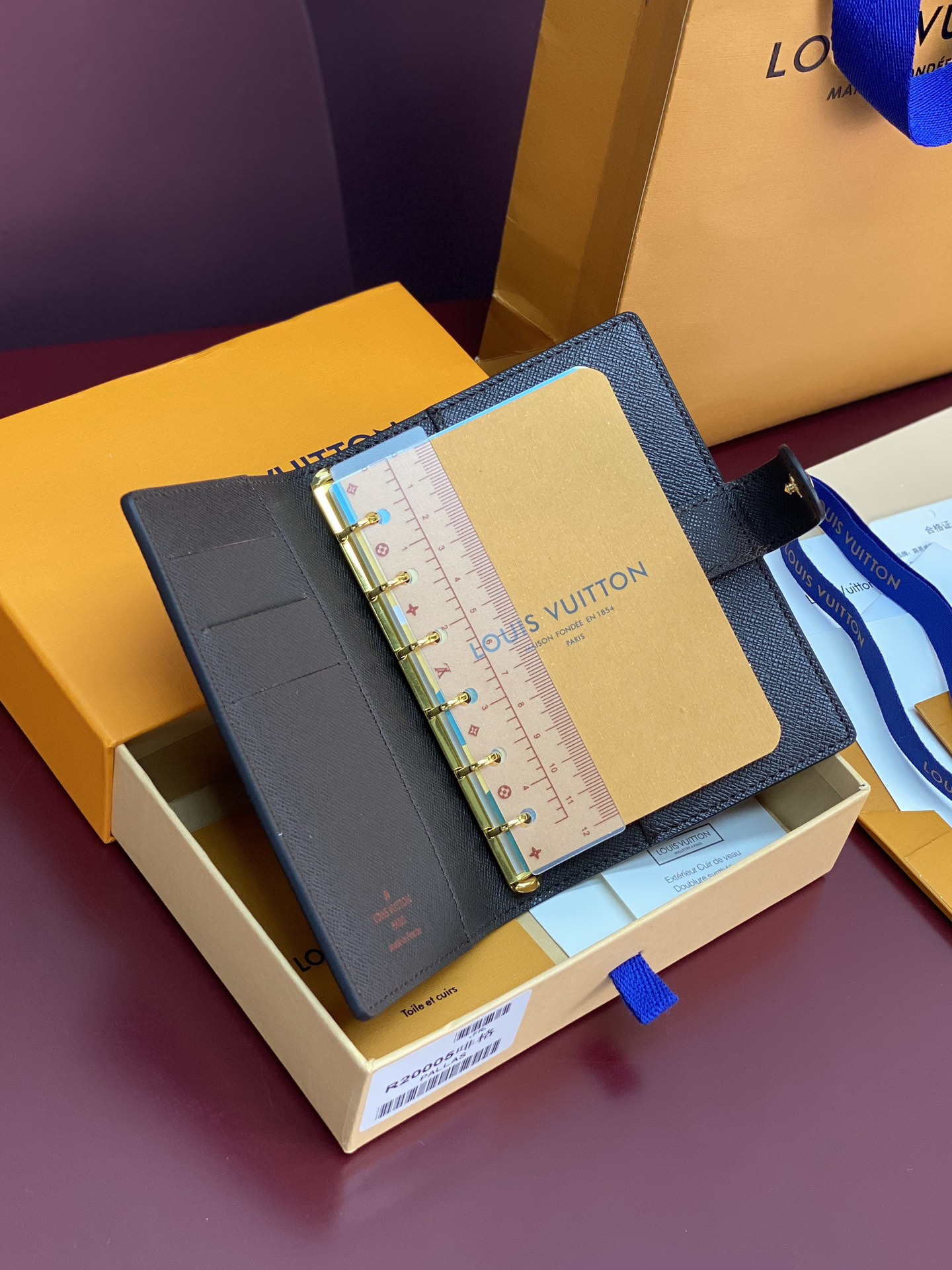 R20005 啡格 芯片版！小号活页记事本封面、这款小型记事本封套以 Monogram帆布制造，可放三张