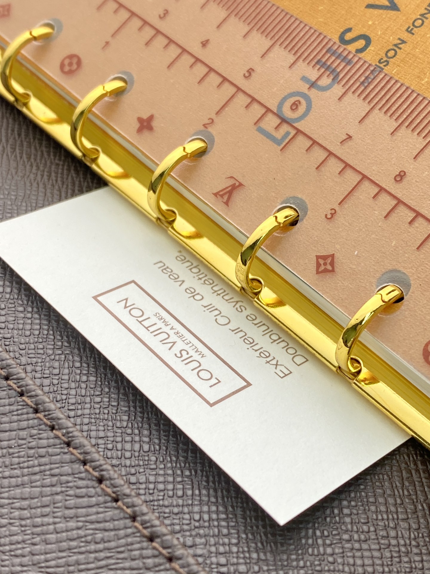 R20005 啡格 芯片版！小号活页记事本封面、这款小型记事本封套以 Monogram帆布制造，可放三张