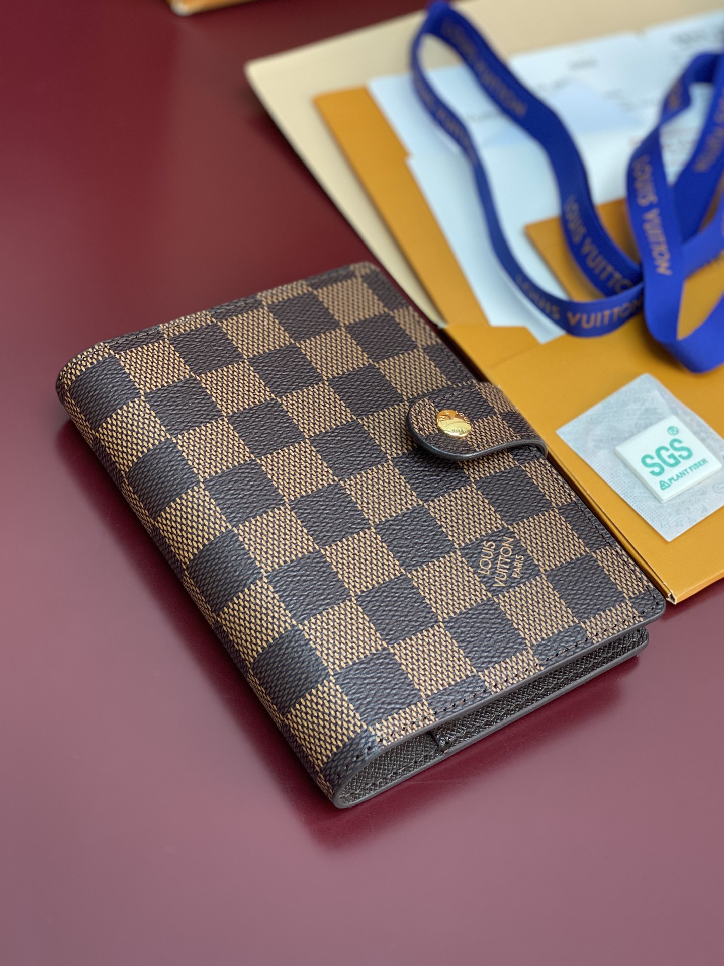 R20005 啡格 芯片版！小号活页记事本封面、这款小型记事本封套以 Monogram帆布制造，可放三张