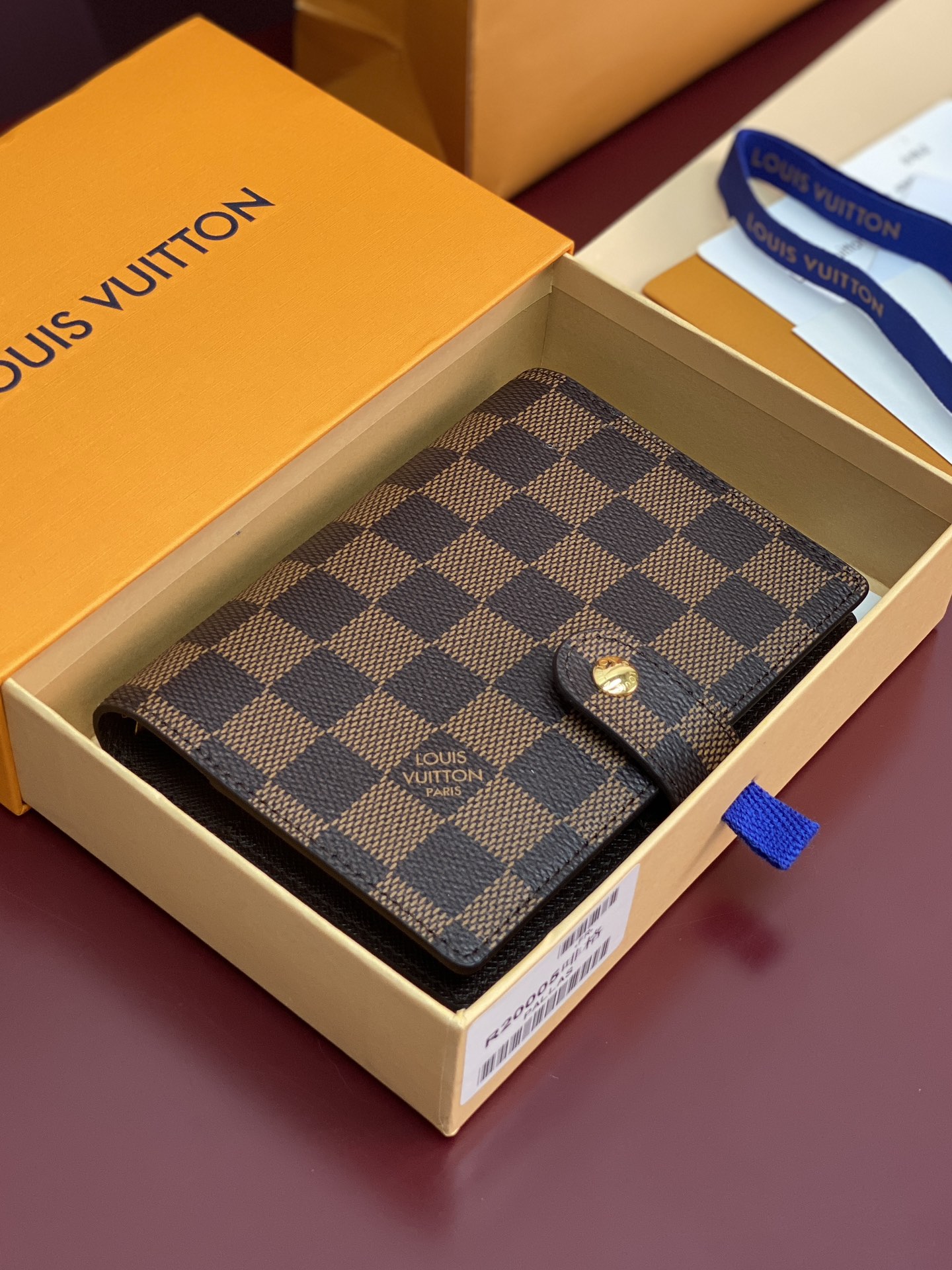 R20005 啡格 芯片版！小号活页记事本封面、这款小型记事本封套以 Monogram帆布制造，可放三张