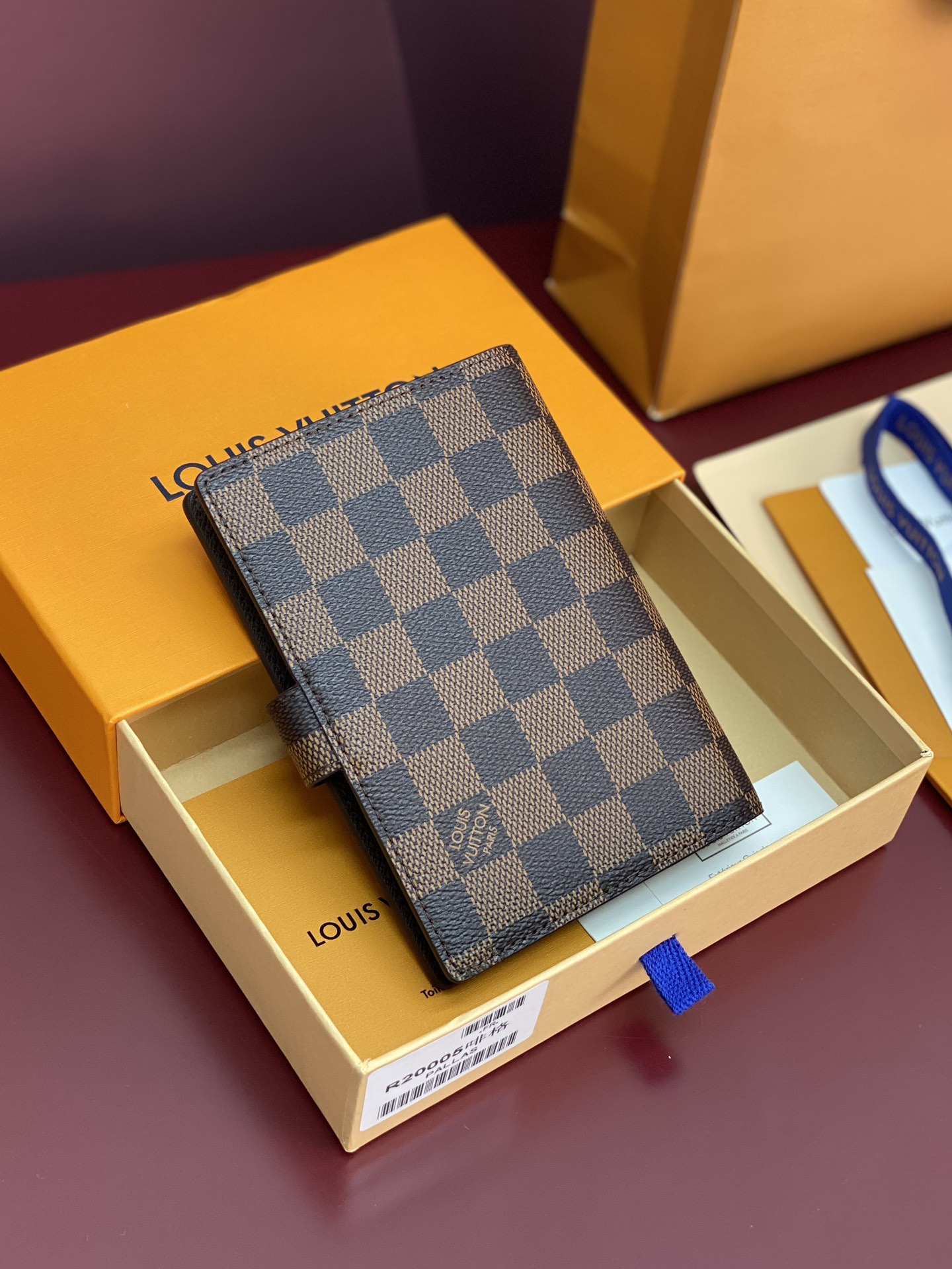 R20005 啡格 芯片版！小号活页记事本封面、这款小型记事本封套以 Monogram帆布制造，可放三张