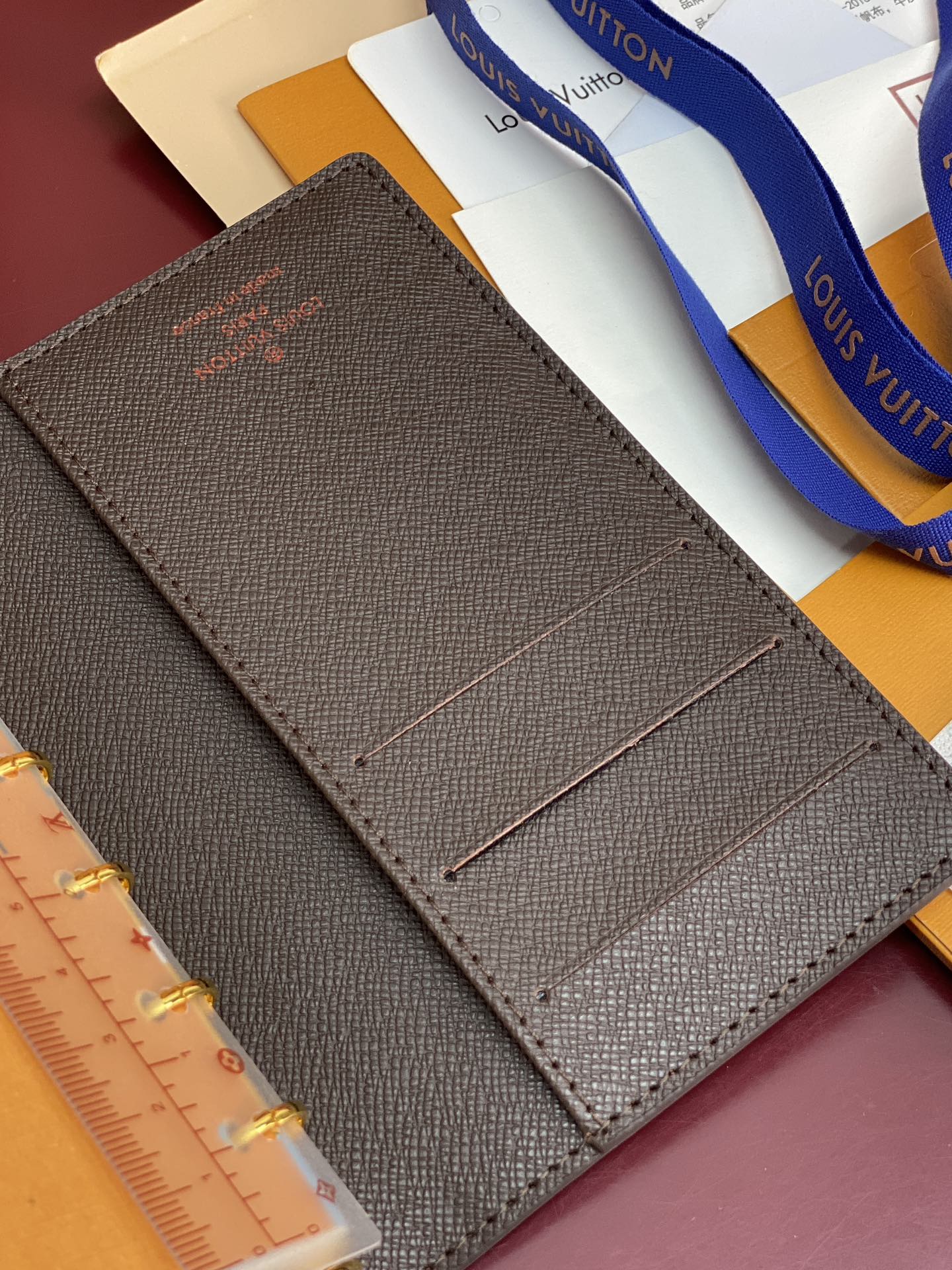 R20005 啡格 芯片版！小号活页记事本封面、这款小型记事本封套以 Monogram帆布制造，可放三张