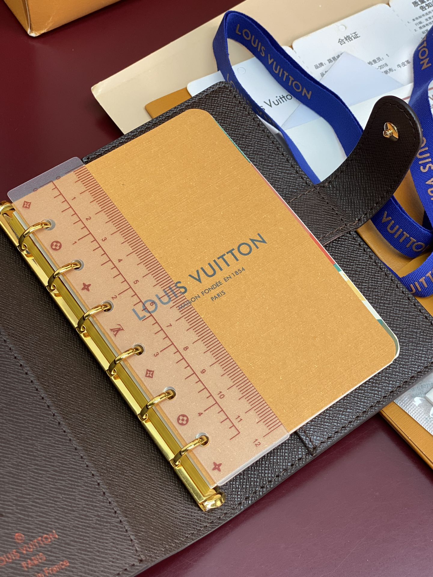 R20005 啡格 芯片版！小号活页记事本封面、这款小型记事本封套以 Monogram帆布制造，可放三张