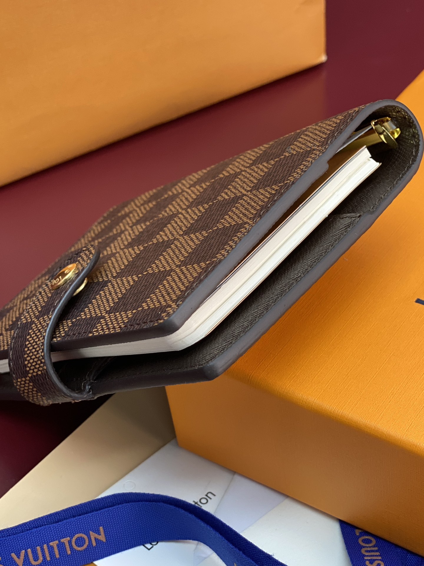 R20005 啡格 芯片版！小号活页记事本封面、这款小型记事本封套以 Monogram帆布制造，可放三张