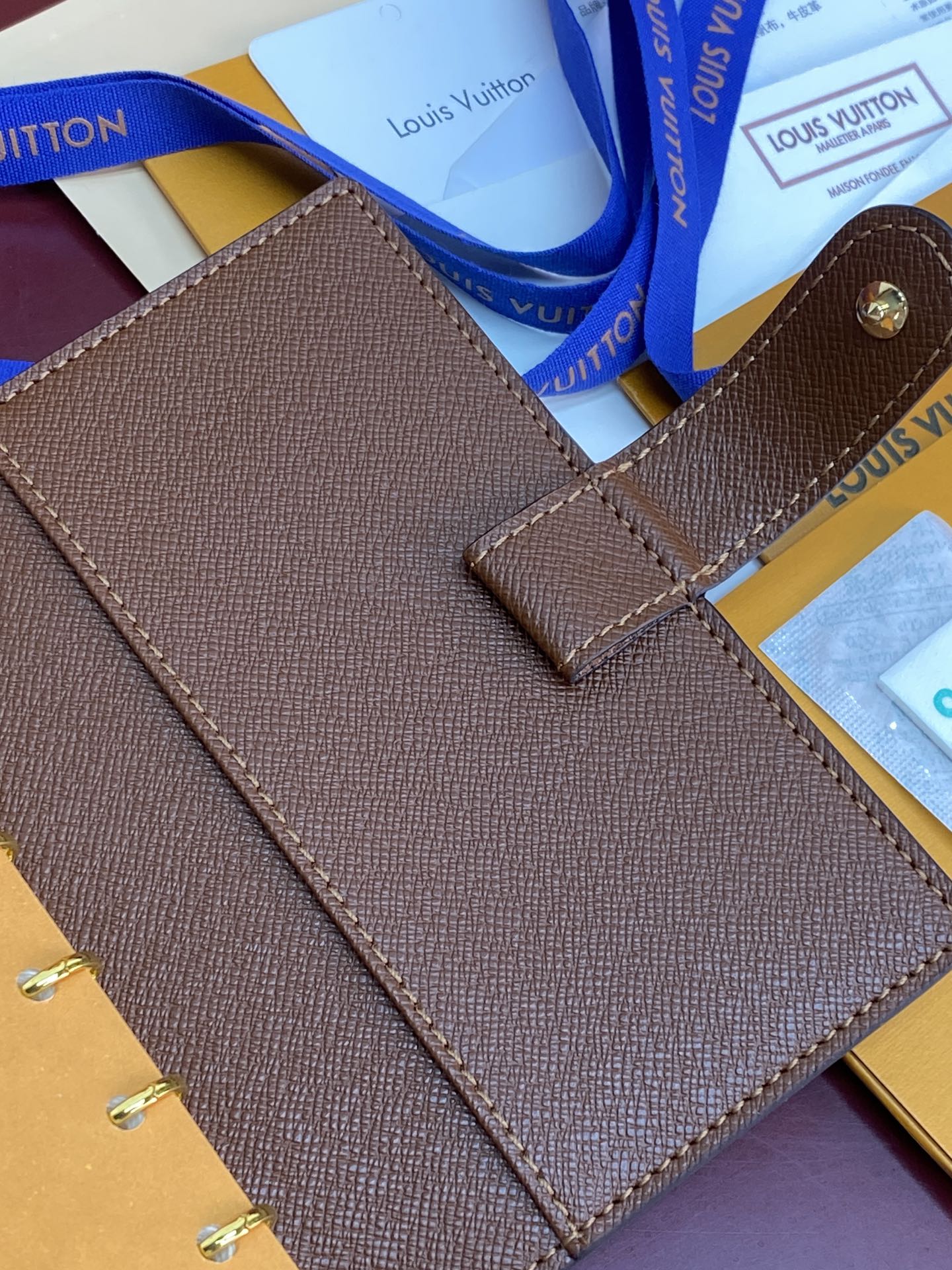 R20005 老花 芯片版！小号活页记事本封面、这款小型记事本封套以 Monogram帆布制造，可放三张