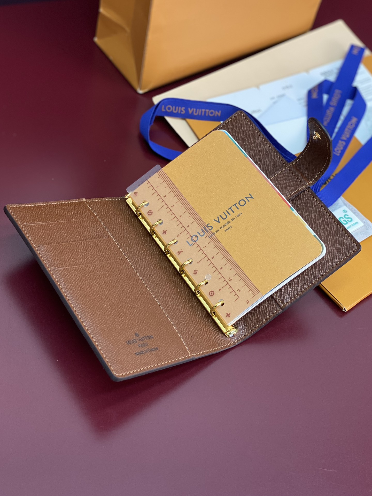 R20005 老花 芯片版！小号活页记事本封面、这款小型记事本封套以 Monogram帆布制造，可放三张