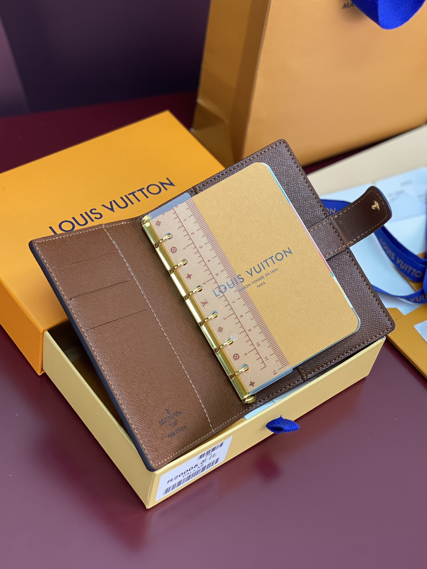 R20005 老花 芯片版！小号活页记事本封面、这款小型记事本封套以 Monogram帆布制造，可放三张