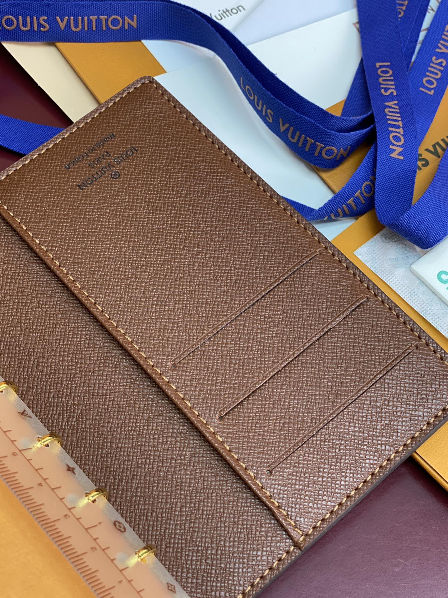 R20005 老花 芯片版！小号活页记事本封面、这款小型记事本封套以 Monogram帆布制造，可放三张