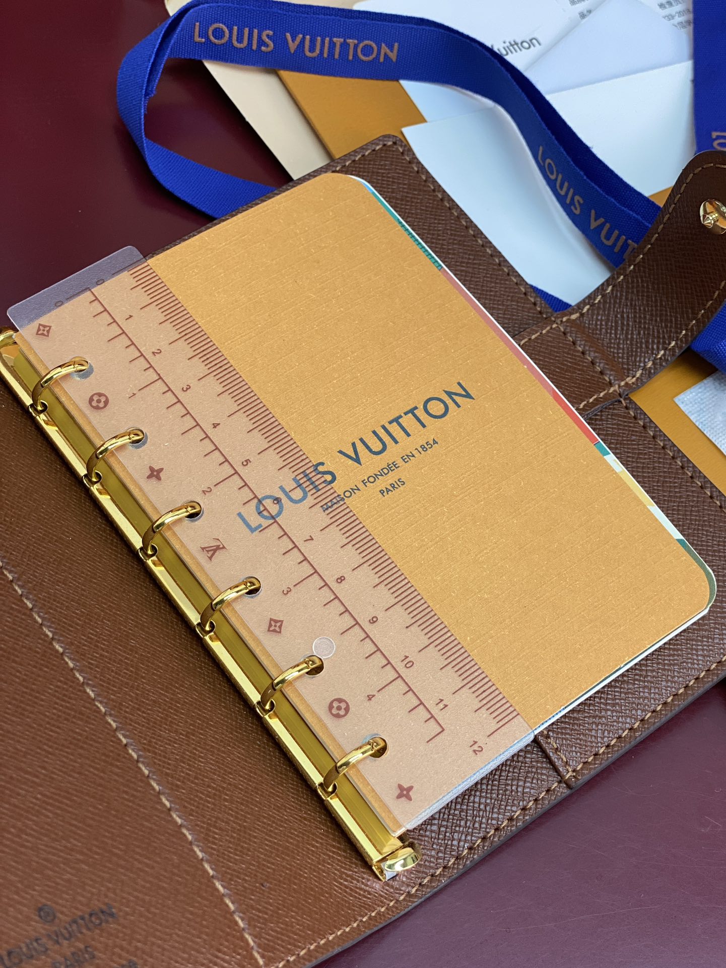 R20005 老花 芯片版！小号活页记事本封面、这款小型记事本封套以 Monogram帆布制造，可放三张