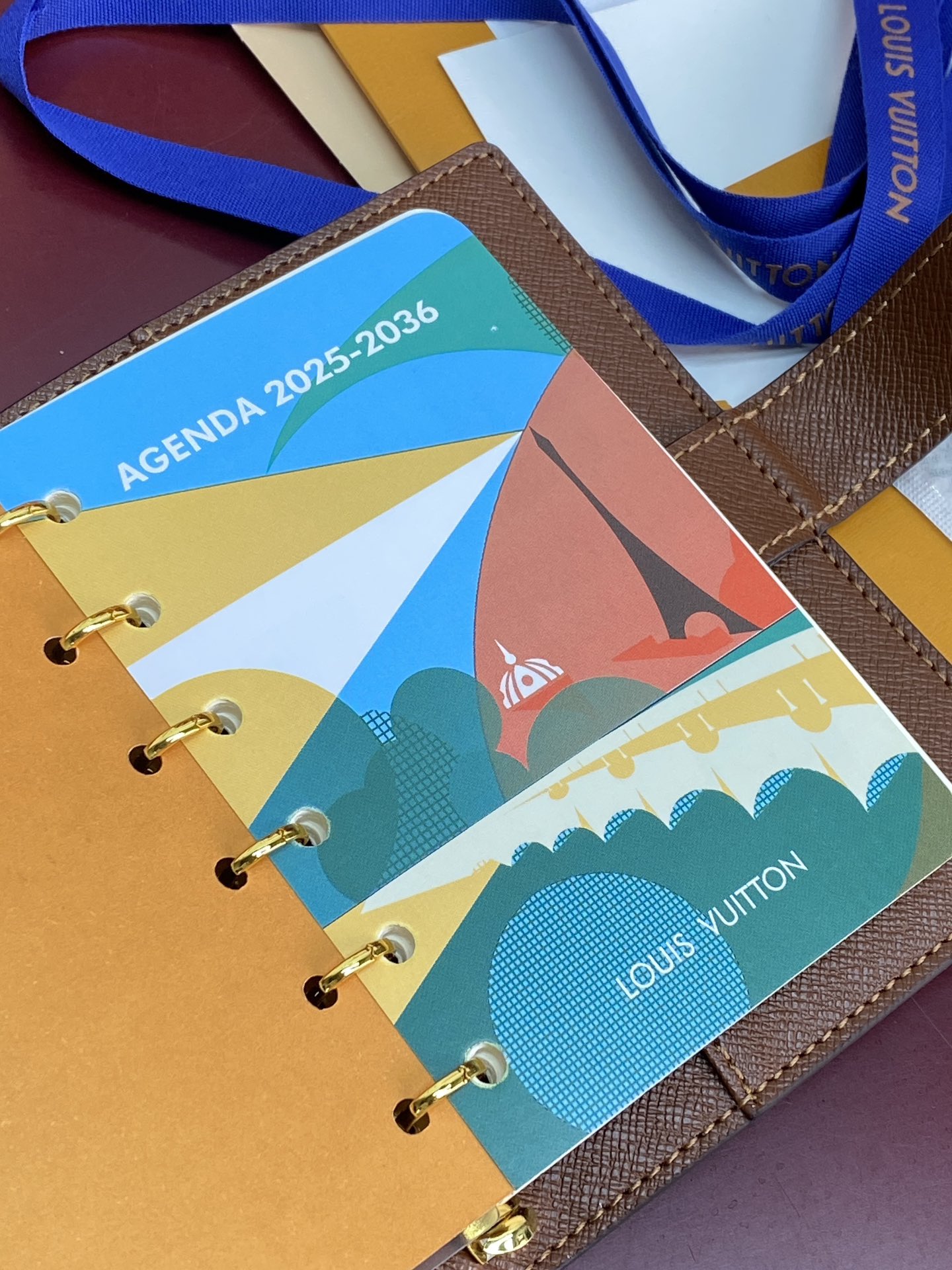 R20005 老花 芯片版！小号活页记事本封面、这款小型记事本封套以 Monogram帆布制造，可放三张