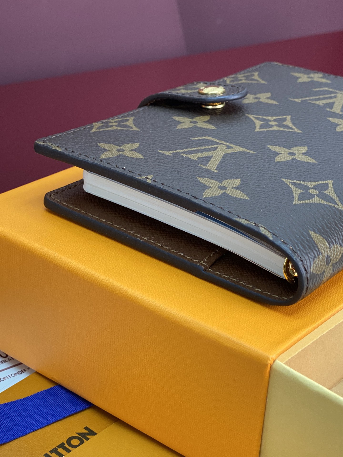 R20005 老花 芯片版！小号活页记事本封面、这款小型记事本封套以 Monogram帆布制造，可放三张