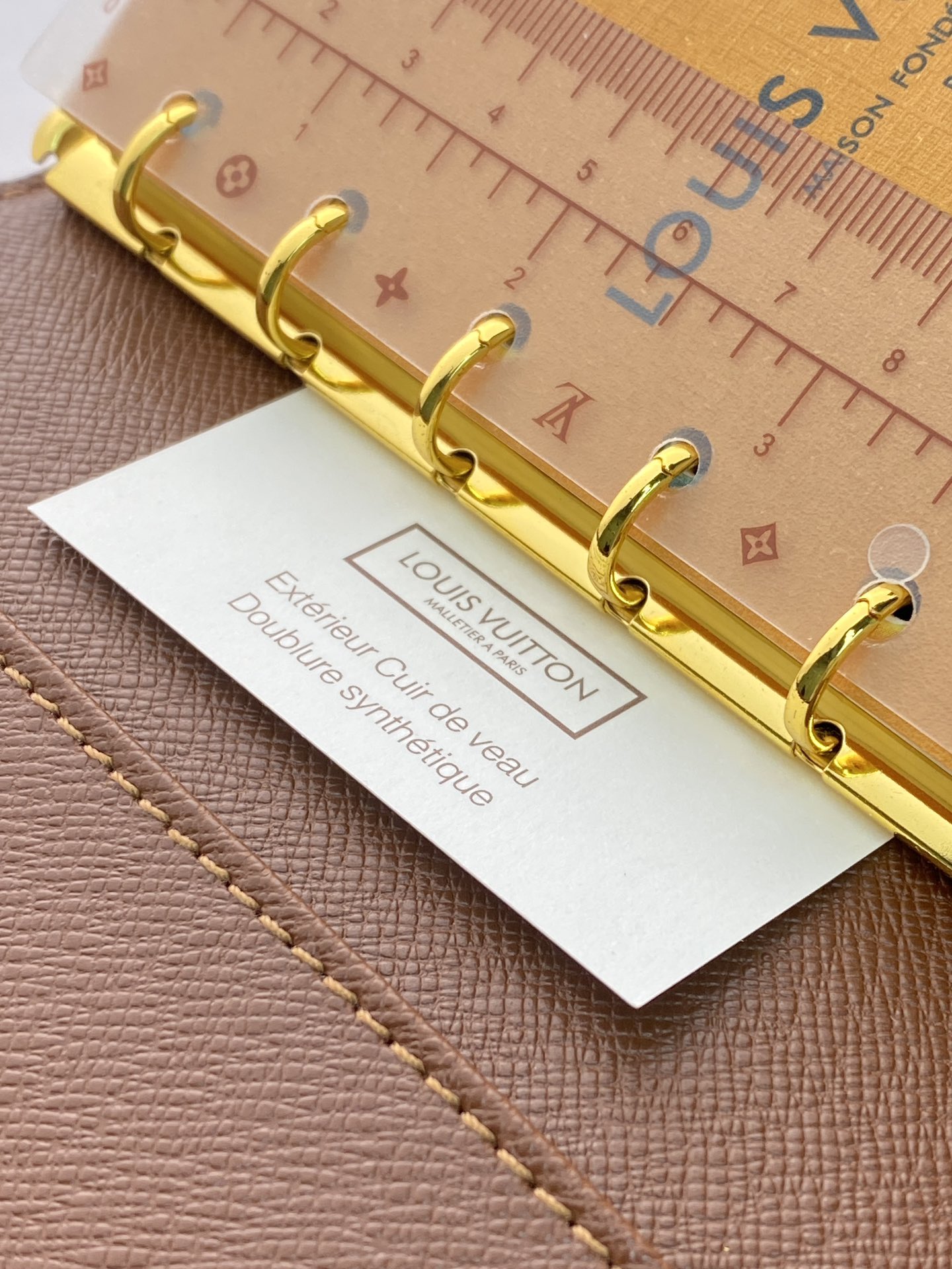 R20005 老花 芯片版！小号活页记事本封面、这款小型记事本封套以 Monogram帆布制造，可放三张