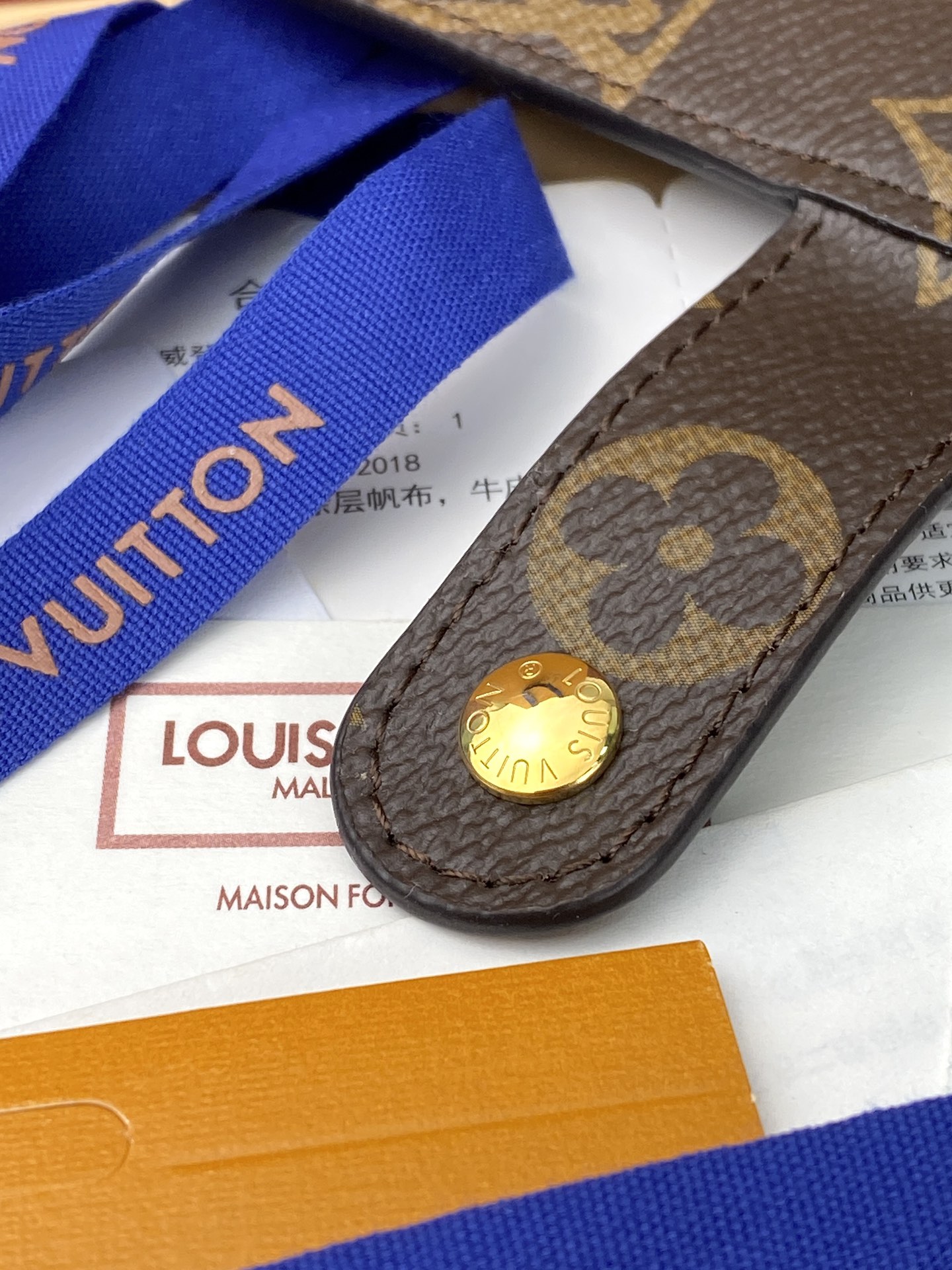 R20005 老花 芯片版！小号活页记事本封面、这款小型记事本封套以 Monogram帆布制造，可放三张