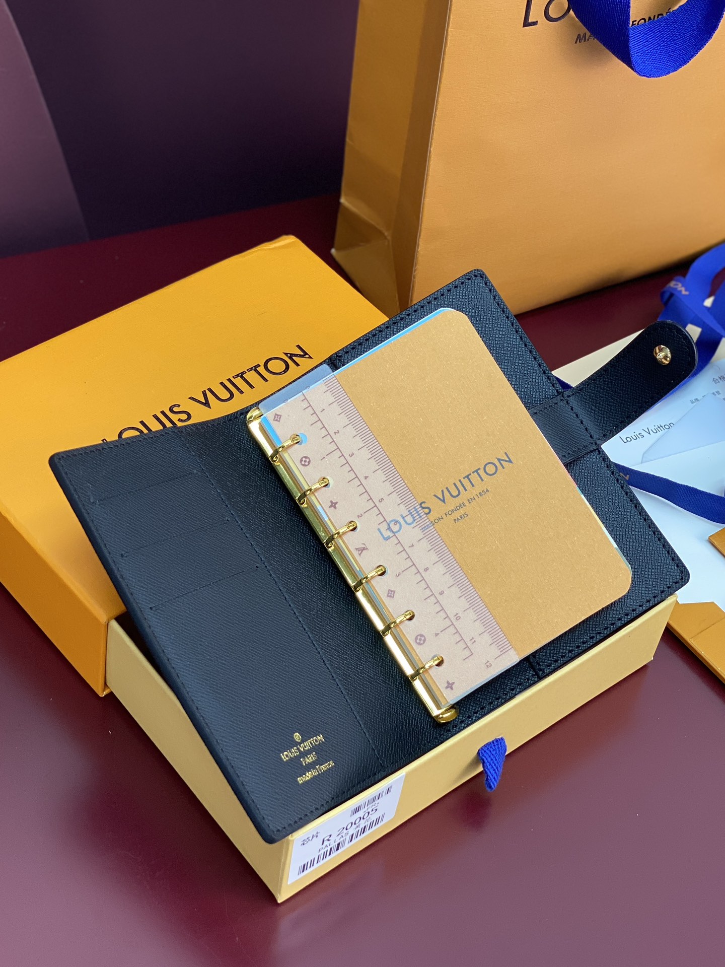 R20005 黄花 芯片版！小号活页记事本封面、这款小型记事本封套以 Monogram帆布制造，可放三张