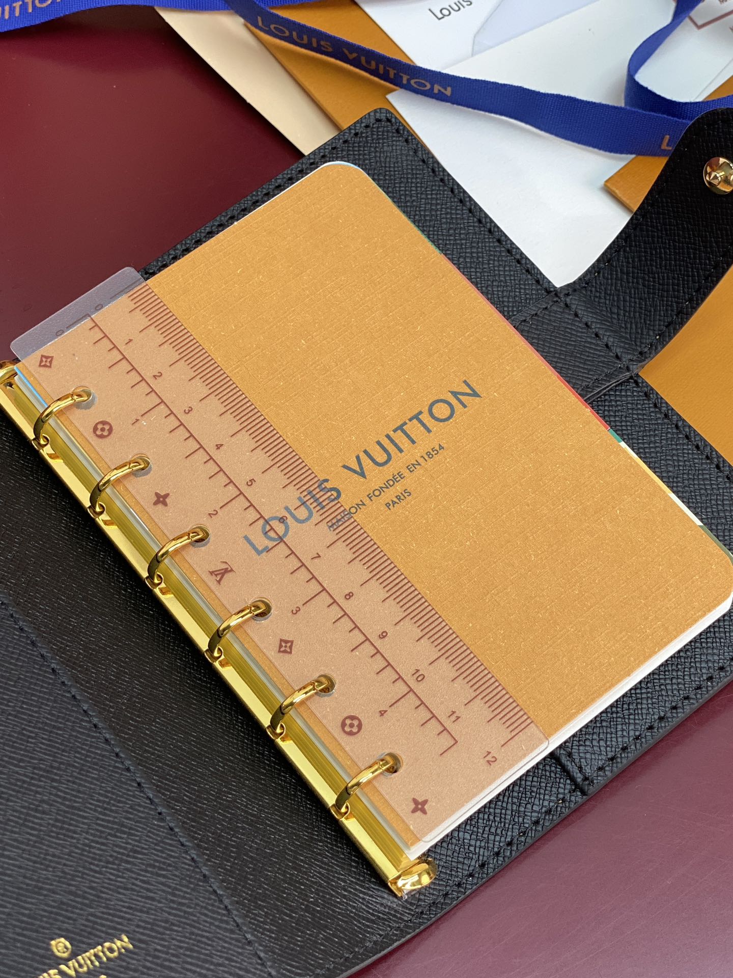 R20005 黄花 芯片版！小号活页记事本封面、这款小型记事本封套以 Monogram帆布制造，可放三张